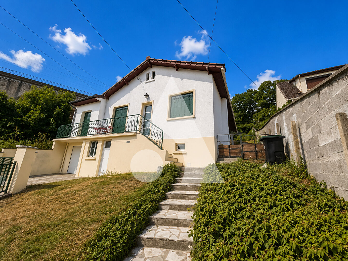 MAISON 5 MIN GARE AVEC JARDIN TRAVAUX A PRÉVOIR