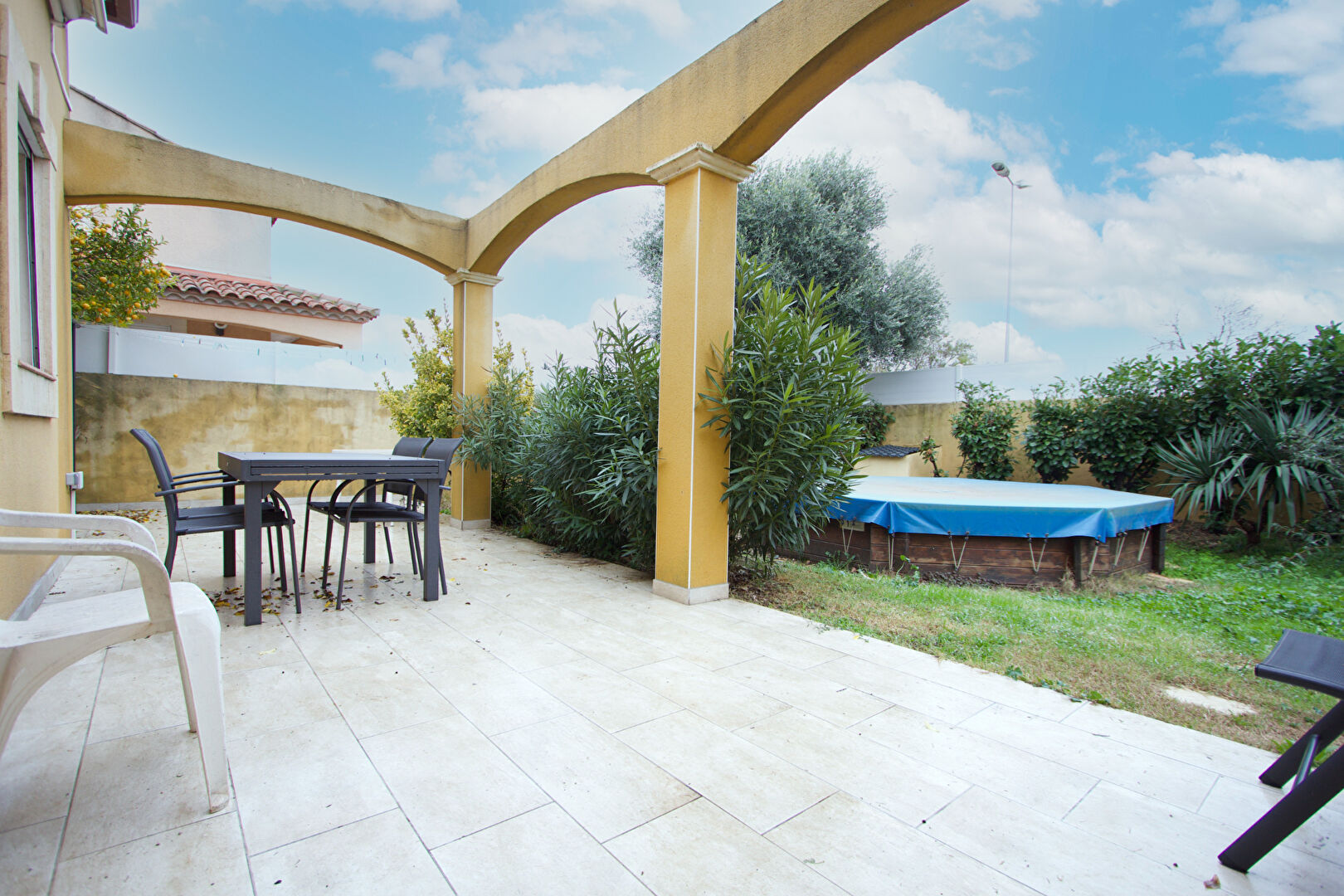 VILLENEUVE LES MAGUELONE - MAISON INDIVIDUELLE - PLAIN PIED -  T5 - 112 M2 - 3 CHAMBRES - 1 BUREAU - PISCINE HORS SOL - TERRAIN  DE 450 M2 ENVIRON - 5 MINUTES À PIED DU CENTRE.