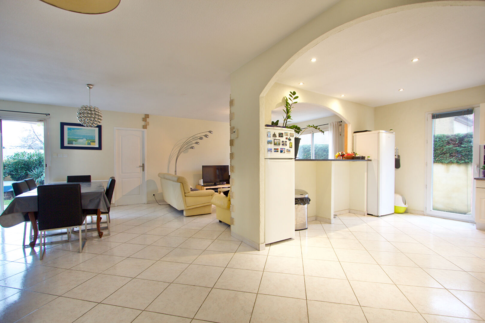 Photo VILLENEUVE LES MAGUELONE - MAISON INDIVIDUELLE - PLAIN PIED -  T5 - 112 M2 - 3 CHAMBRES - 1 BUREAU - PISCINE HORS SOL - TERRAIN  DE 450 M2 ENVIRON - 5 MINUTES À PIED DU CENTRE. image 3/6