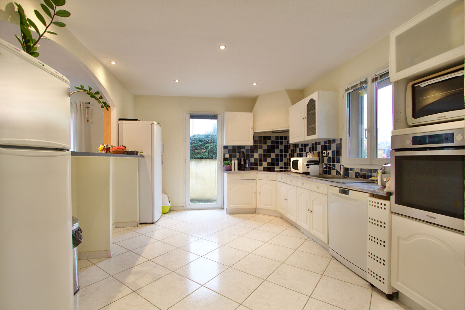 Photo VILLENEUVE LES MAGUELONE - MAISON INDIVIDUELLE - PLAIN PIED -  T5 - 112 M2 - 3 CHAMBRES - 1 BUREAU - PISCINE HORS SOL - TERRAIN  DE 450 M2 ENVIRON - 5 MINUTES À PIED DU CENTRE. image 4/6