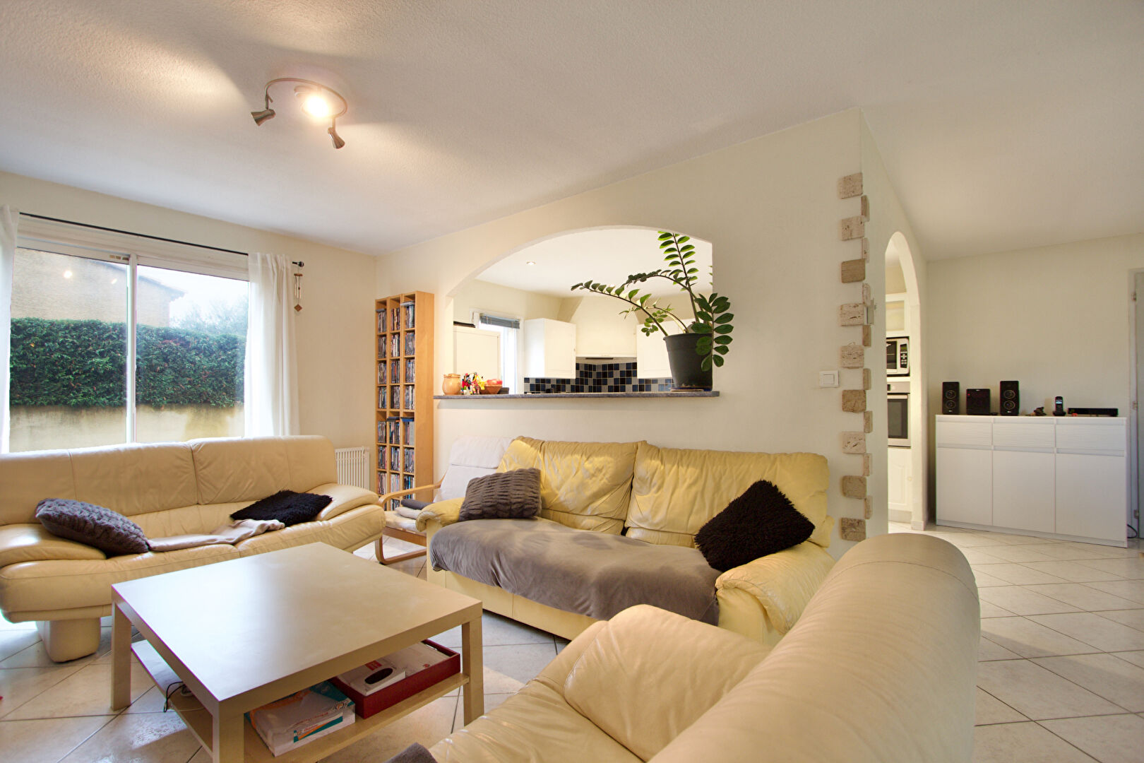 Photo VILLENEUVE LES MAGUELONE - MAISON INDIVIDUELLE - PLAIN PIED -  T5 - 112 M2 - 3 CHAMBRES - 1 BUREAU - PISCINE HORS SOL - TERRAIN  DE 450 M2 ENVIRON - 5 MINUTES À PIED DU CENTRE. image 5/6