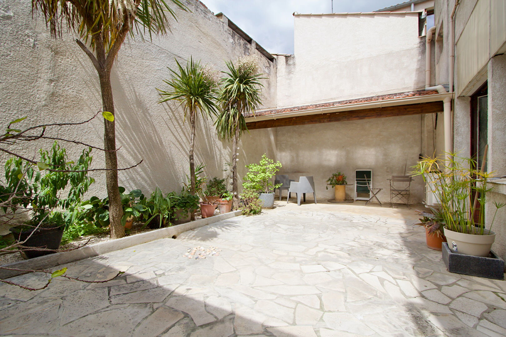 Photo FRONTIGNAN - CHARMANTE MAISON VIGNERONNE AVEC BEAUCOUP DE CACHET  200 M2 HABITABLES - 2 COURS  - PLUS DE 400 M2  UTILES - BOXES DE STOCKAGE EN LOCATION image 2/6