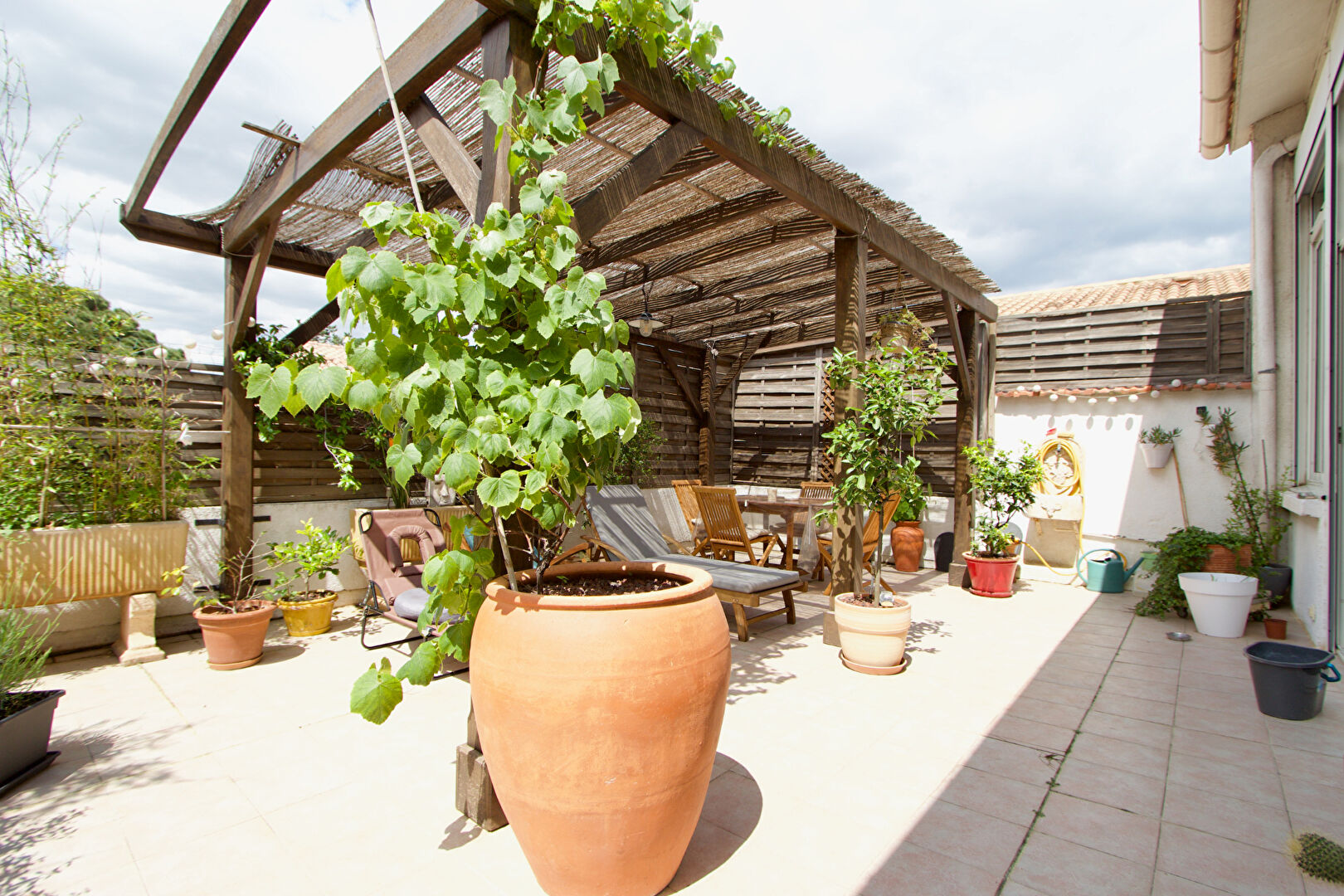 Photo FRONTIGNAN - CHARMANTE MAISON VIGNERONNE AVEC BEAUCOUP DE CACHET  200 M2 HABITABLES - 2 COURS  - PLUS DE 400 M2  UTILES - BOXES DE STOCKAGE EN LOCATION image 4/6