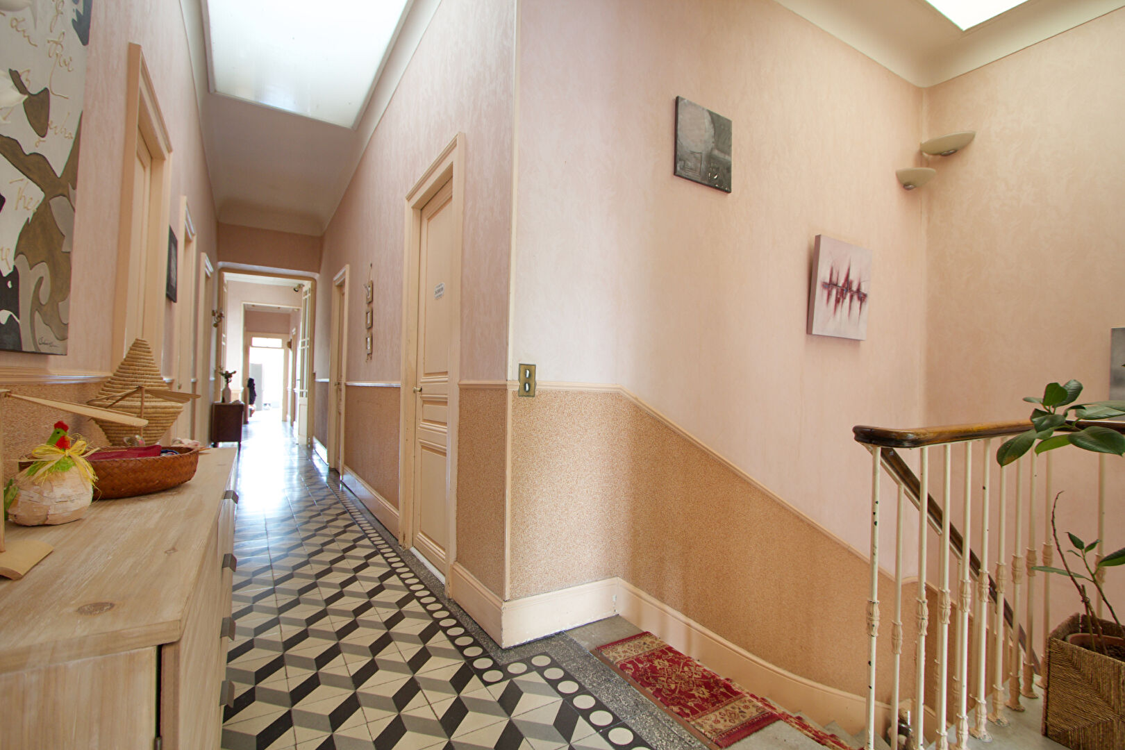 Photo FRONTIGNAN - CHARMANTE MAISON VIGNERONNE AVEC BEAUCOUP DE CACHET  200 M2 HABITABLES - 2 COURS  - PLUS DE 400 M2  UTILES - BOXES DE STOCKAGE EN LOCATION image 6/6