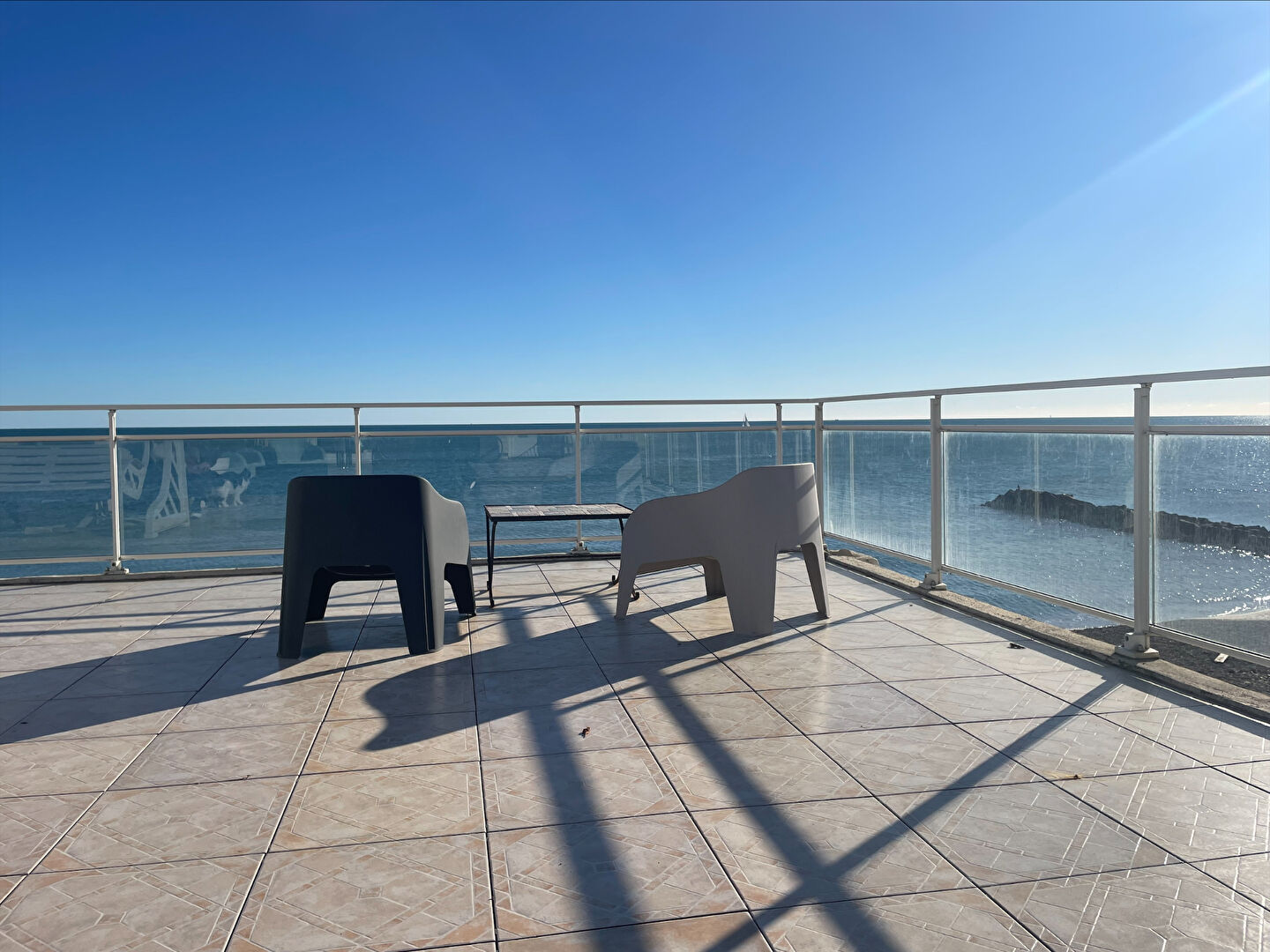 Photo APPARTEMENT COUP DE COEUR - 38 M2 - CHAMBRES - BALCON + TOIT TERRASSE EN FRONT DE MER image 2/6