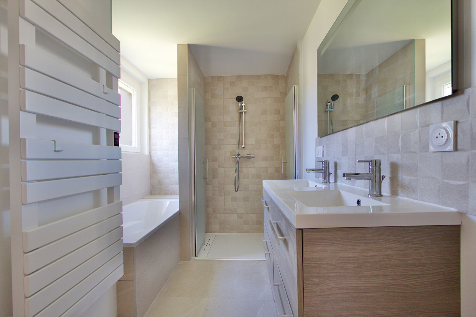 Photo RARE SUR PÉROLS -MAISON ENTIÈREMENT RÉNOVÉE ET JAMAIS HABITÉE - 180 M2 ENVIRON - 4 CHAMBRES - ABRI DE JARDIN MAÇONNÉ - TERRAIN DE 450 M2 ENVIRON. image 4/6