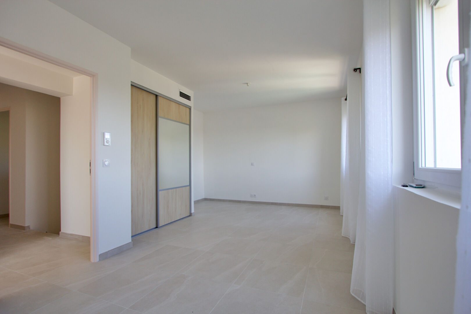 Photo RARE SUR PÉROLS -MAISON ENTIÈREMENT RÉNOVÉE ET JAMAIS HABITÉE - 180 M2 ENVIRON - 4 CHAMBRES - ABRI DE JARDIN MAÇONNÉ - TERRAIN DE 450 M2 ENVIRON. image 5/6