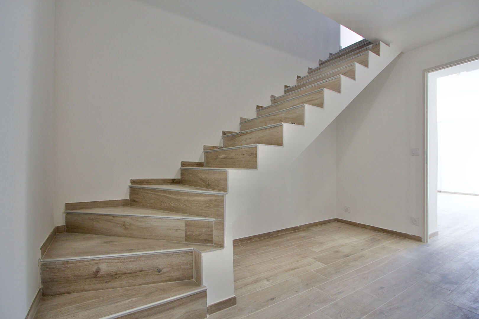 Photo RARE SUR PÉROLS -MAISON ENTIÈREMENT RÉNOVÉE ET JAMAIS HABITÉE - 180 M2 ENVIRON - 4 CHAMBRES - ABRI DE JARDIN MAÇONNÉ - TERRAIN DE 450 M2 ENVIRON. image 6/6