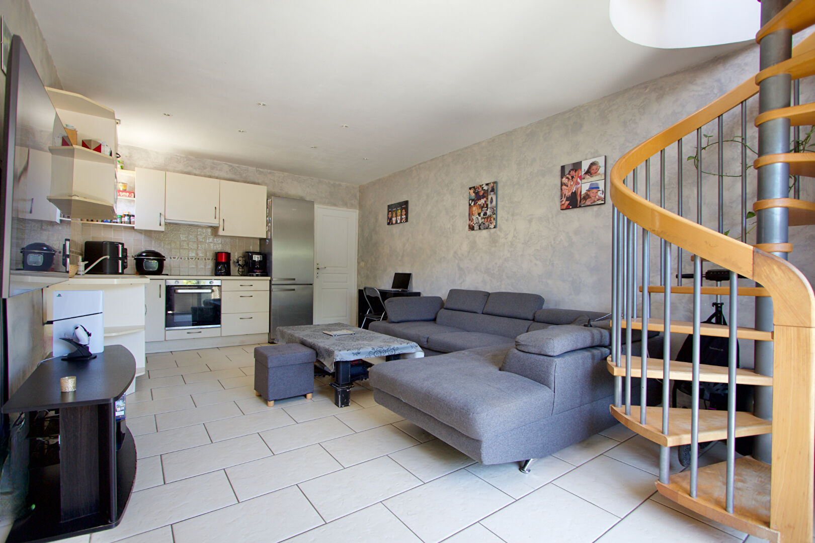 Photo EXCLUSIVITÉ - CARNON OUEST PLAGE - SECONDE LIGNE - DUPLEX T4  - 67 M2 - 3 CHAMBRES DONT 1 AU REZ-DE-CHAUSSÉE - TERRASSE - BALCONS - VUE SUR LE PARC image 2/6