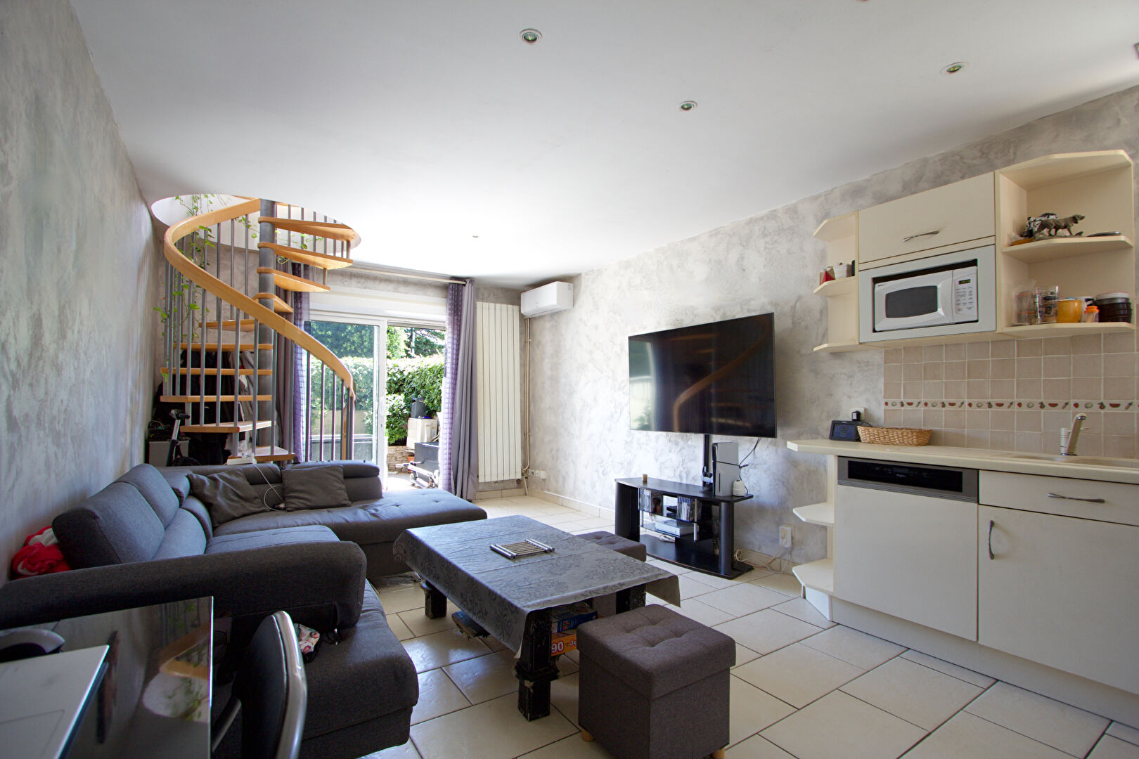 Photo EXCLUSIVITÉ - CARNON OUEST PLAGE - SECONDE LIGNE - DUPLEX T4  - 67 M2 - 3 CHAMBRES DONT 1 AU REZ-DE-CHAUSSÉE - TERRASSE - BALCONS - VUE SUR LE PARC image 4/6