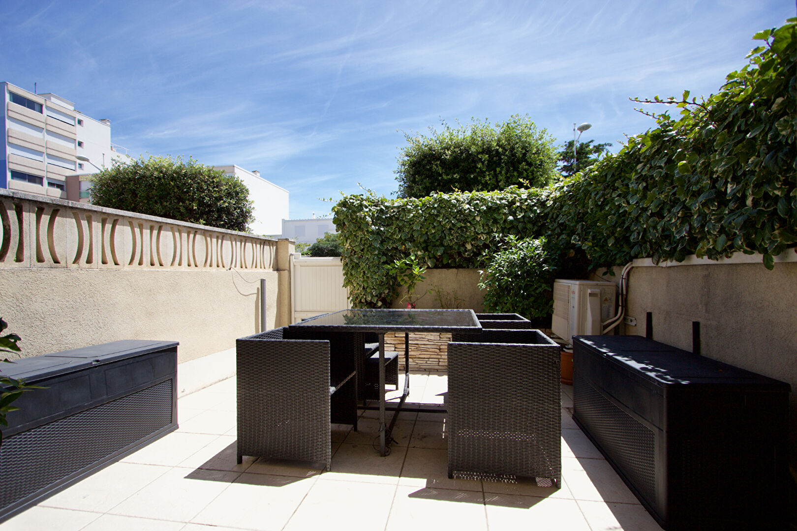 Photo EXCLUSIVITÉ - CARNON OUEST PLAGE - SECONDE LIGNE - DUPLEX T4  - 67 M2 - 3 CHAMBRES DONT 1 AU REZ-DE-CHAUSSÉE - TERRASSE - BALCONS - VUE SUR LE PARC image 5/6