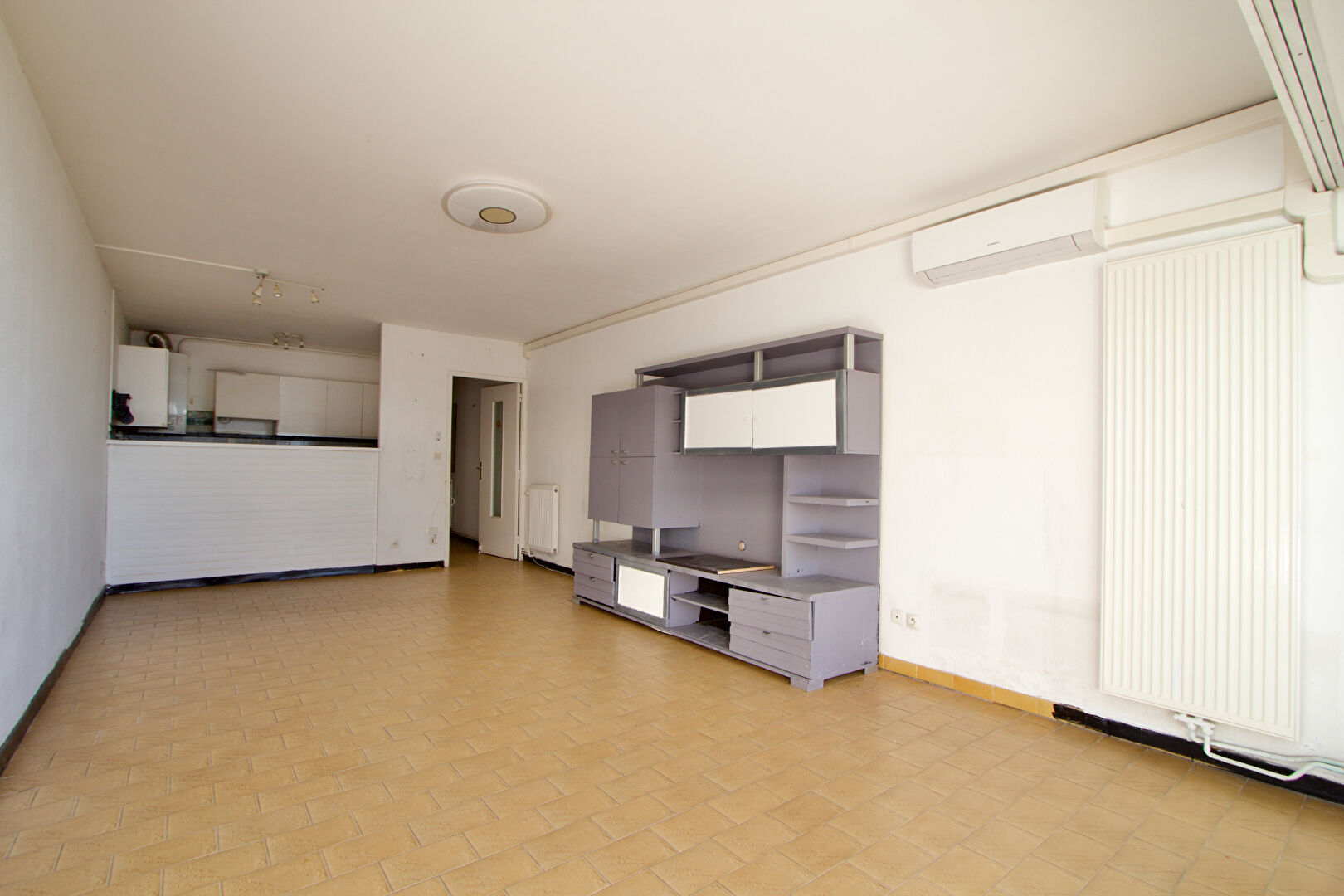 Photo EXCLUSIVITÉ - PALAVAS LES FLOTS - RIVE DROITE - APPARTEMENT T3 - 63 M2 - CHAMBRE - CABINE - DRESSING - 63M2 - TERRASSE - VUE MER - PARKING PRIVÉ COMMUN image 2/4