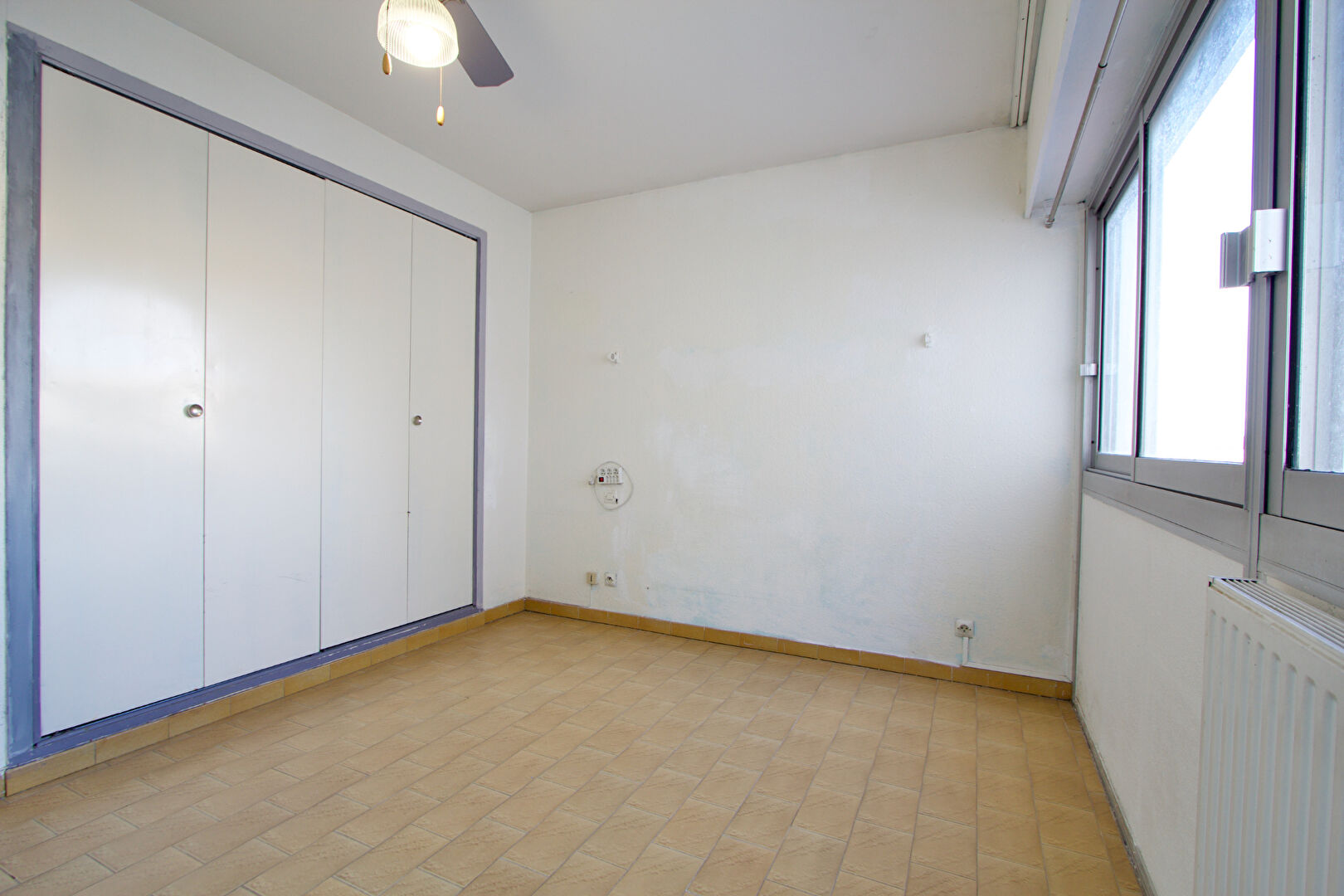 Photo EXCLUSIVITÉ - PALAVAS LES FLOTS - RIVE DROITE - APPARTEMENT T3 - 63 M2 - CHAMBRE - CABINE - DRESSING - 63M2 - TERRASSE - VUE MER - PARKING PRIVÉ COMMUN image 3/4