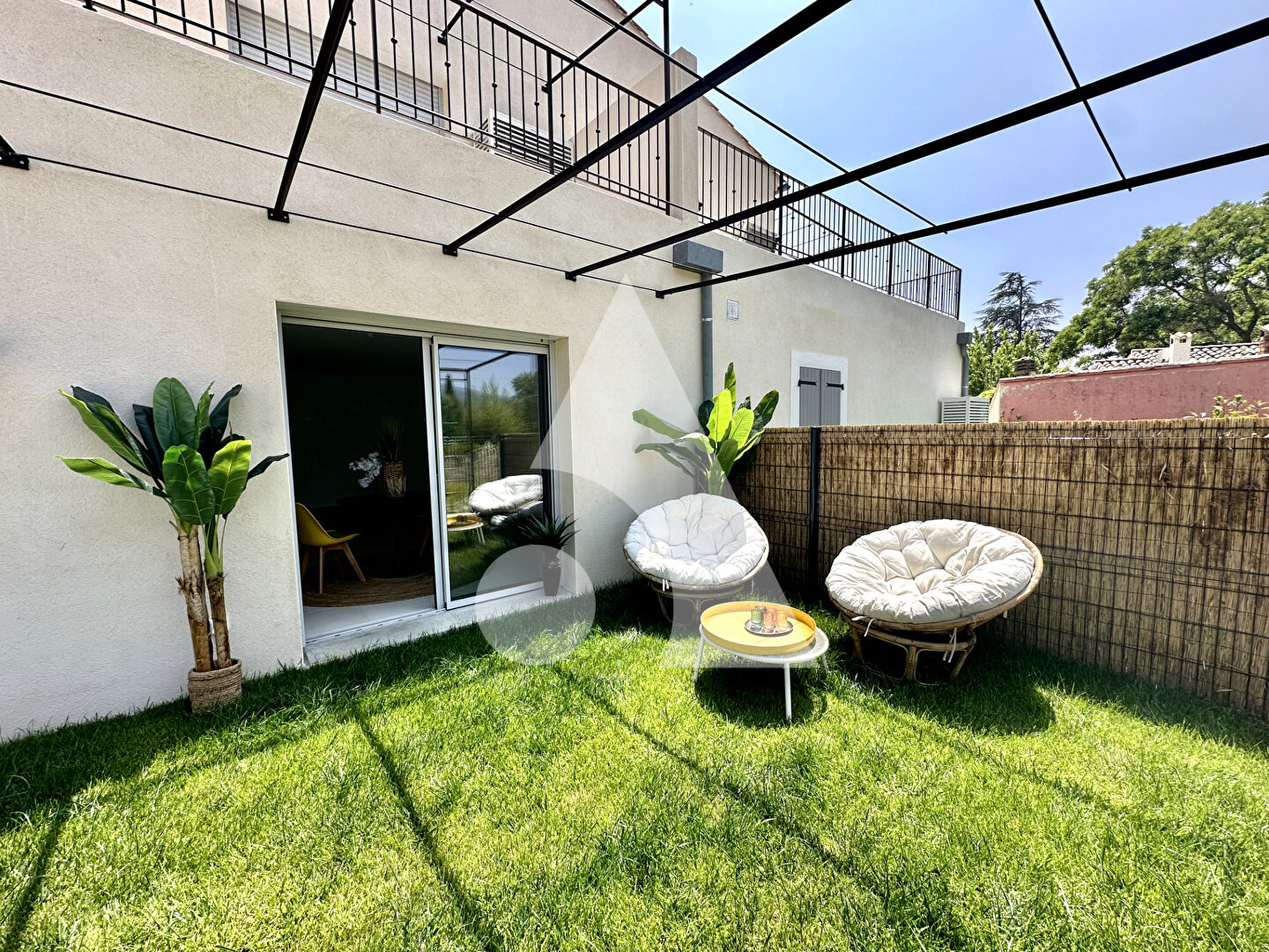 Lourmarin - Appartement T3 avec jardin + 2 places de stationnement