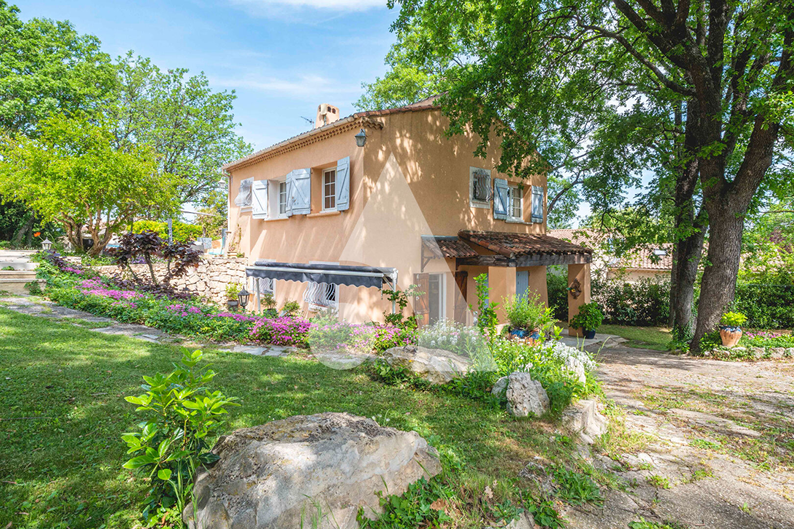 Photo Venelles- Villa de 164m² au calme avec terrain de 1417m², piscine et garages image 1/6