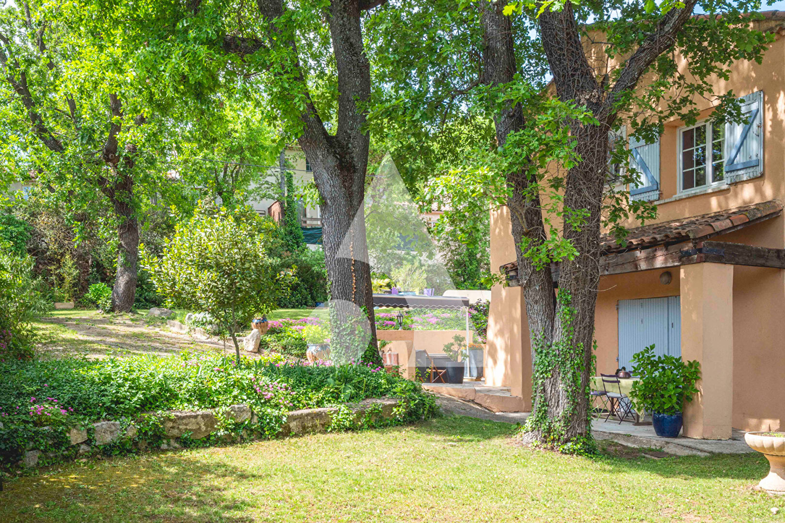 Photo Venelles- Villa de 164m² au calme avec terrain de 1417m², piscine et garages image 2/6