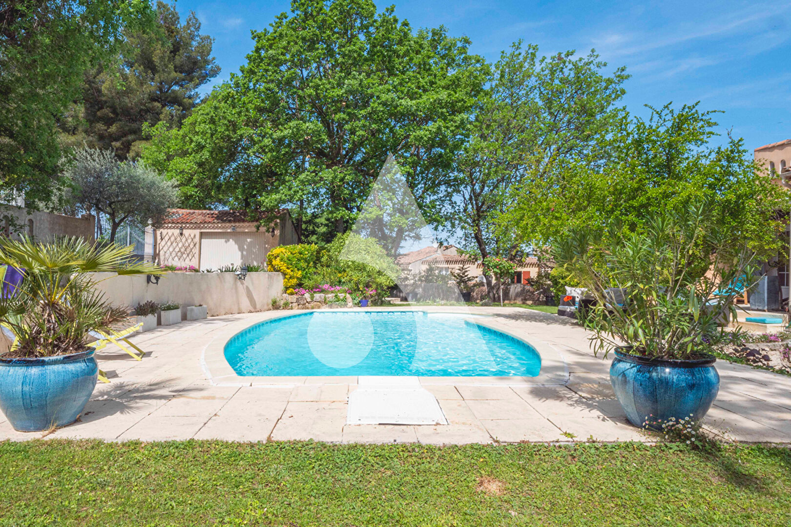 Photo Venelles- Villa de 164m² au calme avec terrain de 1417m², piscine et garages image 6/6