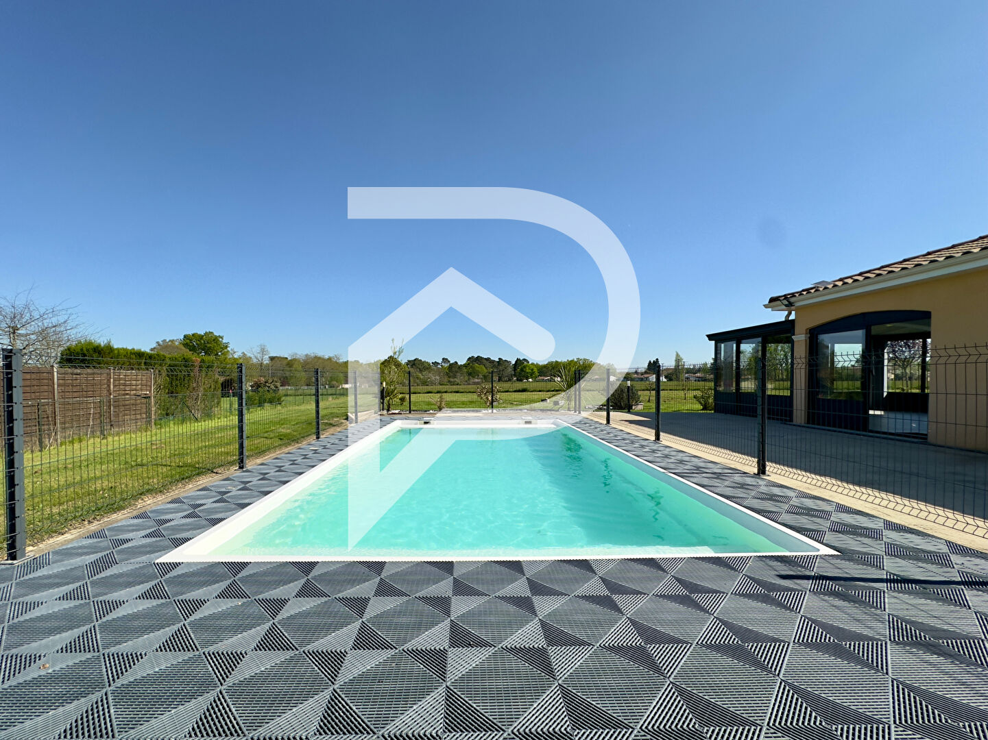 Maison 6 pièces, piscine et garage sur terrain de 4270m2