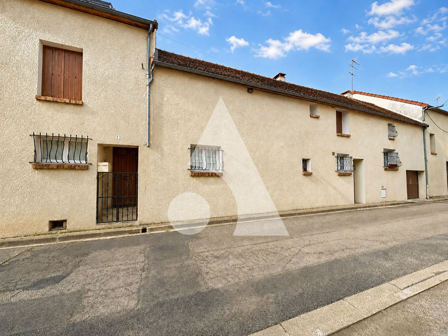 2 Maisons + Entrepôt de plus de 250 m² + Terrain 1024m²