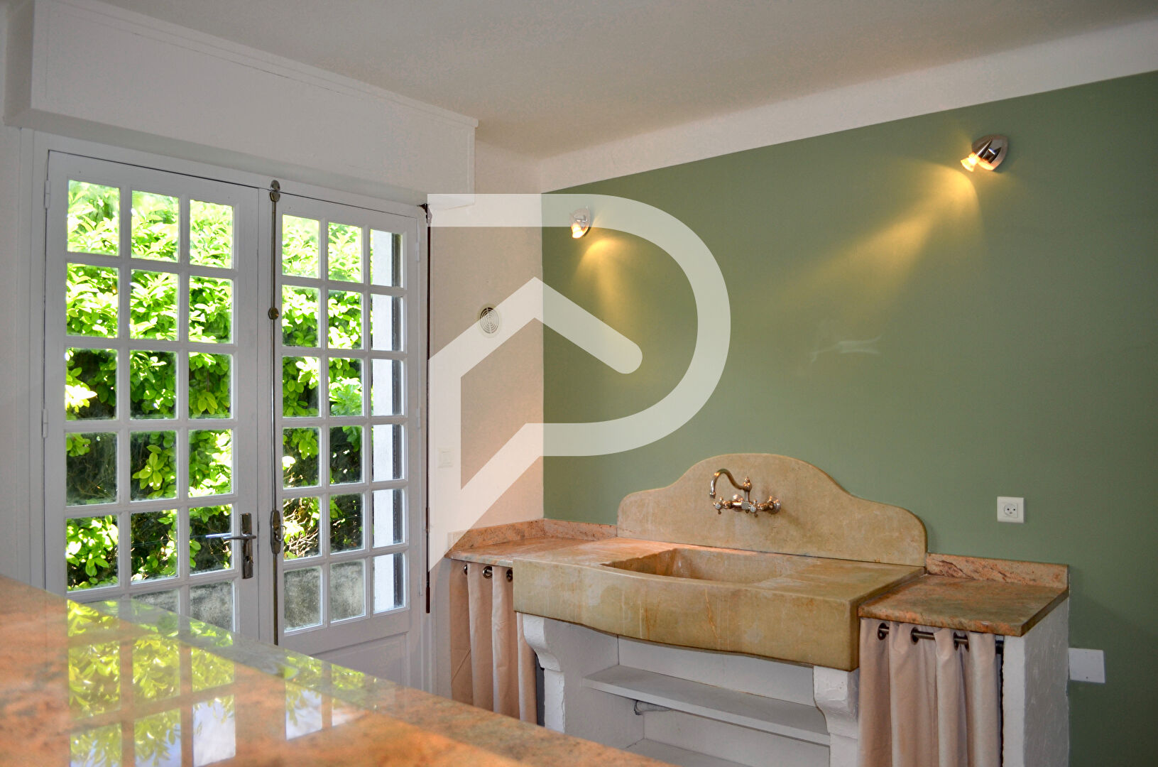 Photo Villa de 200m2 - 6 chambres avec jardin et garage image 2/6