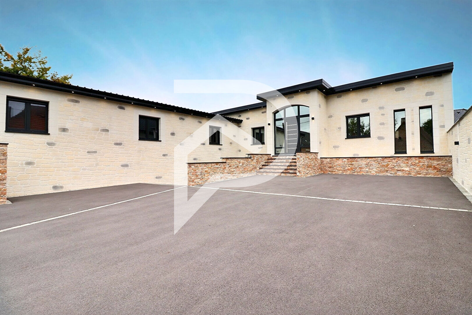 Pavillon individuel haut de gamme avec piscine