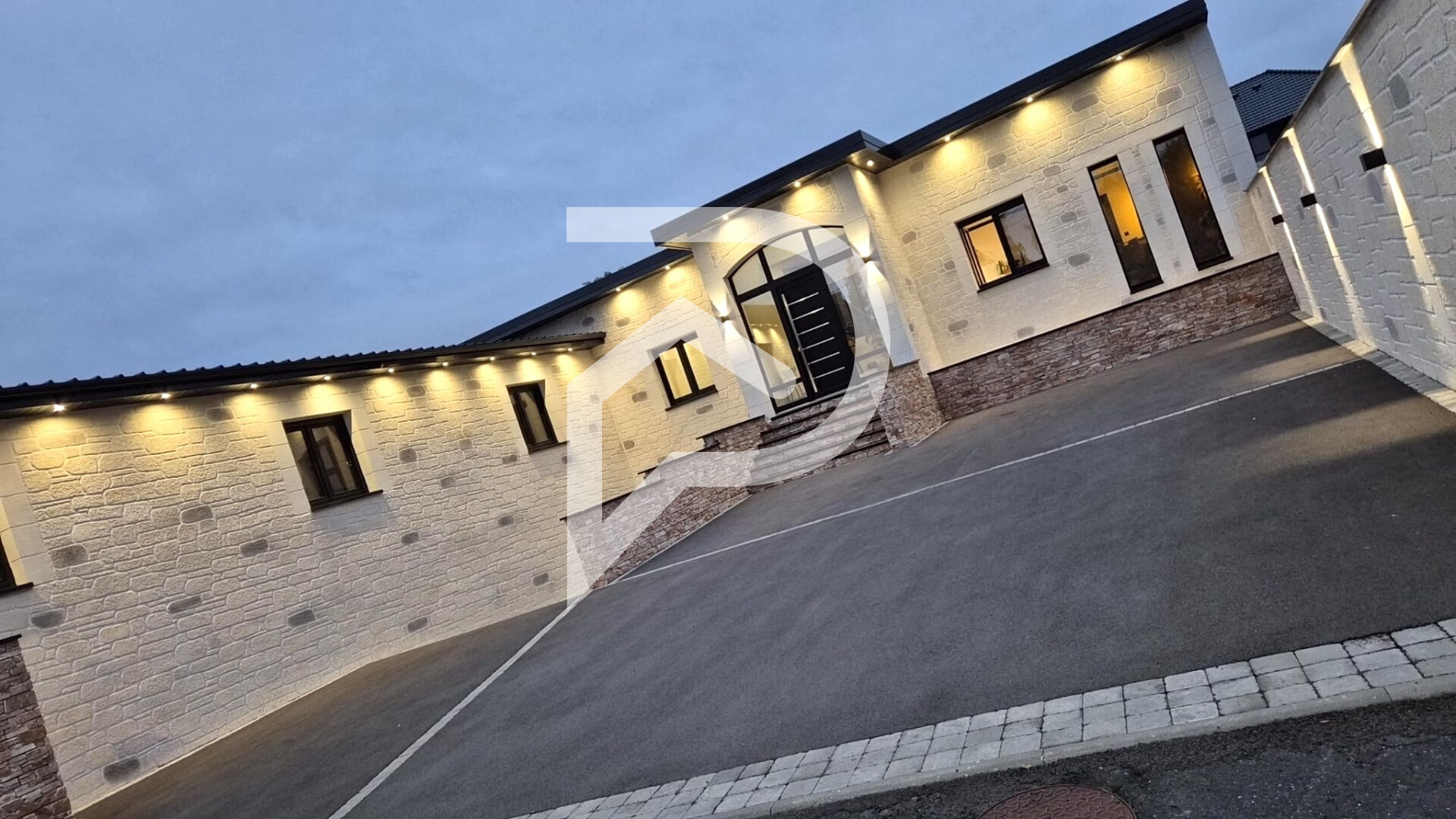 Photo Pavillon individuel haut de gamme avec piscine image 2/6