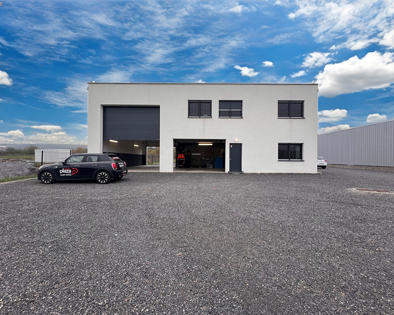 GARAGE / BUREAUX / ZONE DE STOCKAGE