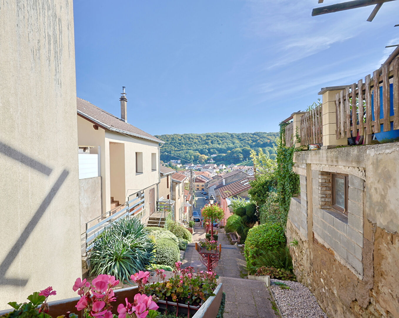 Photo Maison rénové, comprenant un F6 avec terrasse, garage & F3 loué, le confort d'une maison, au coeur d'un secteur recherché ! image 3/6
