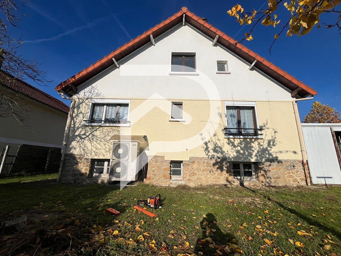 Photo Maison familiale avec grand jardin, sous-sol total et beau potentiel image 1/6