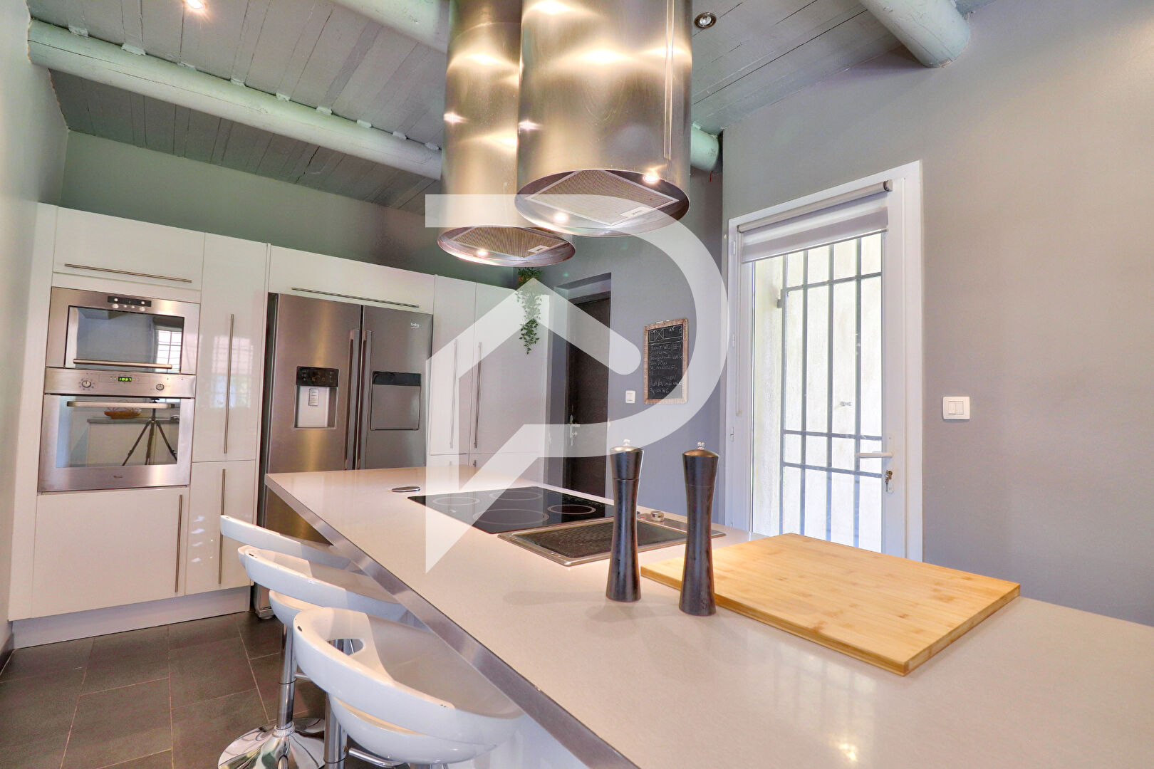 VILLA TYPE 6 AU CALME DE 172M2 AVEC JARDIN GARAGE ABRI VOITURE DOUBLE ET PISCINE