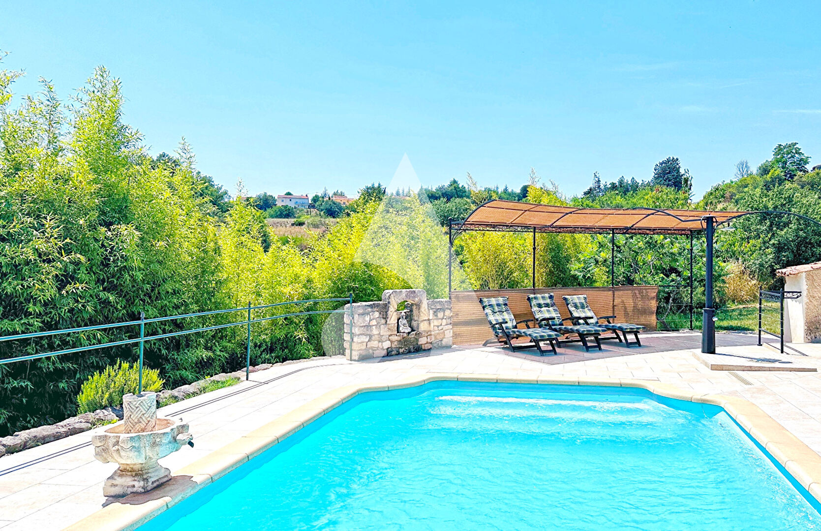 Photo SUPERBE VILLA AU CALME ET A LA VUE IMPRENABLE SUR LE CHÂTEAU DE CERESTE-EN-LUBERON SUR 7380M2 DE TERRAIN AVEC PISCINE image 1/6