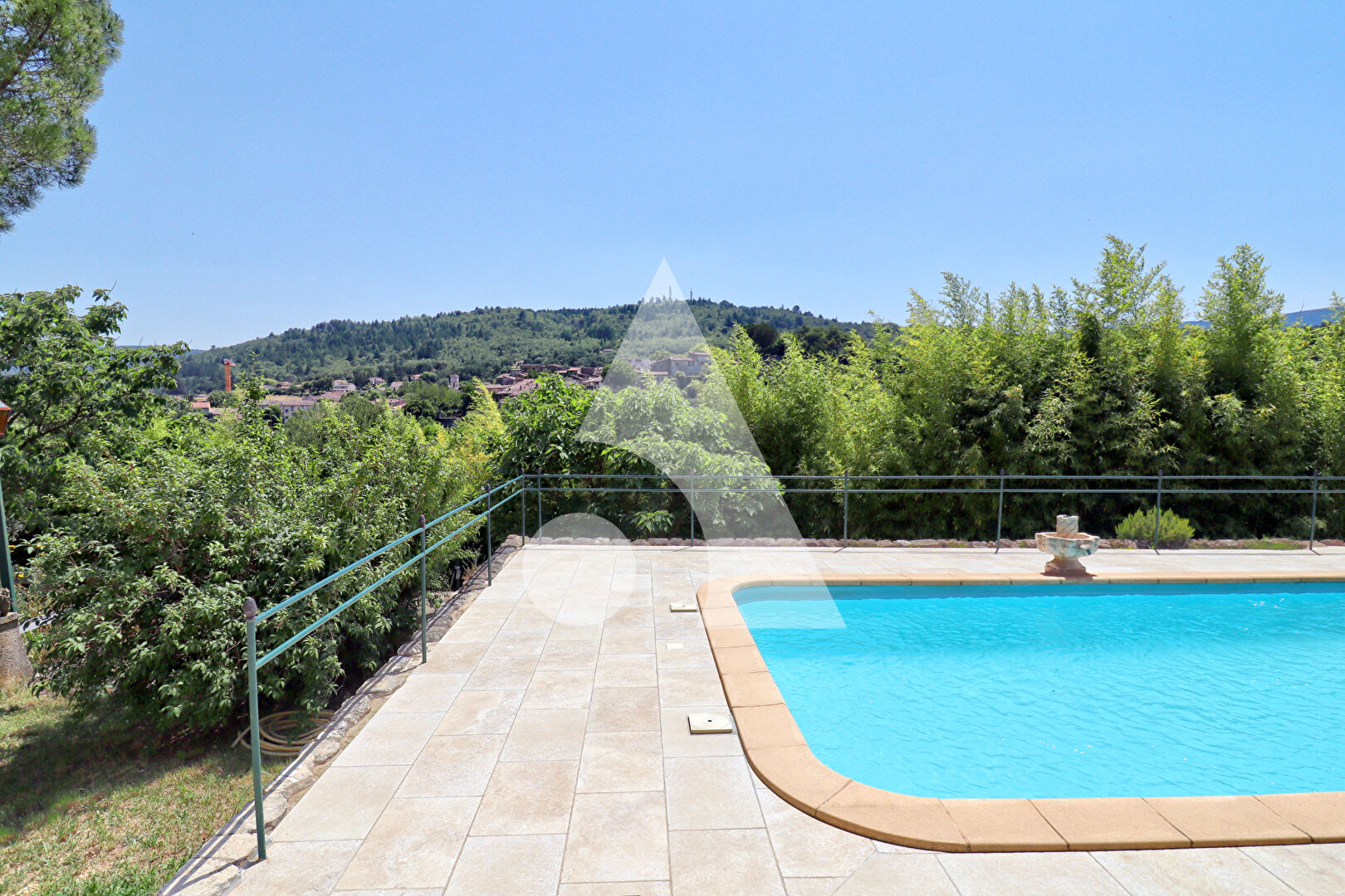 Photo SUPERBE VILLA AU CALME ET A LA VUE IMPRENABLE SUR LE CHÂTEAU DE CERESTE-EN-LUBERON SUR 7380M2 DE TERRAIN AVEC PISCINE image 3/6