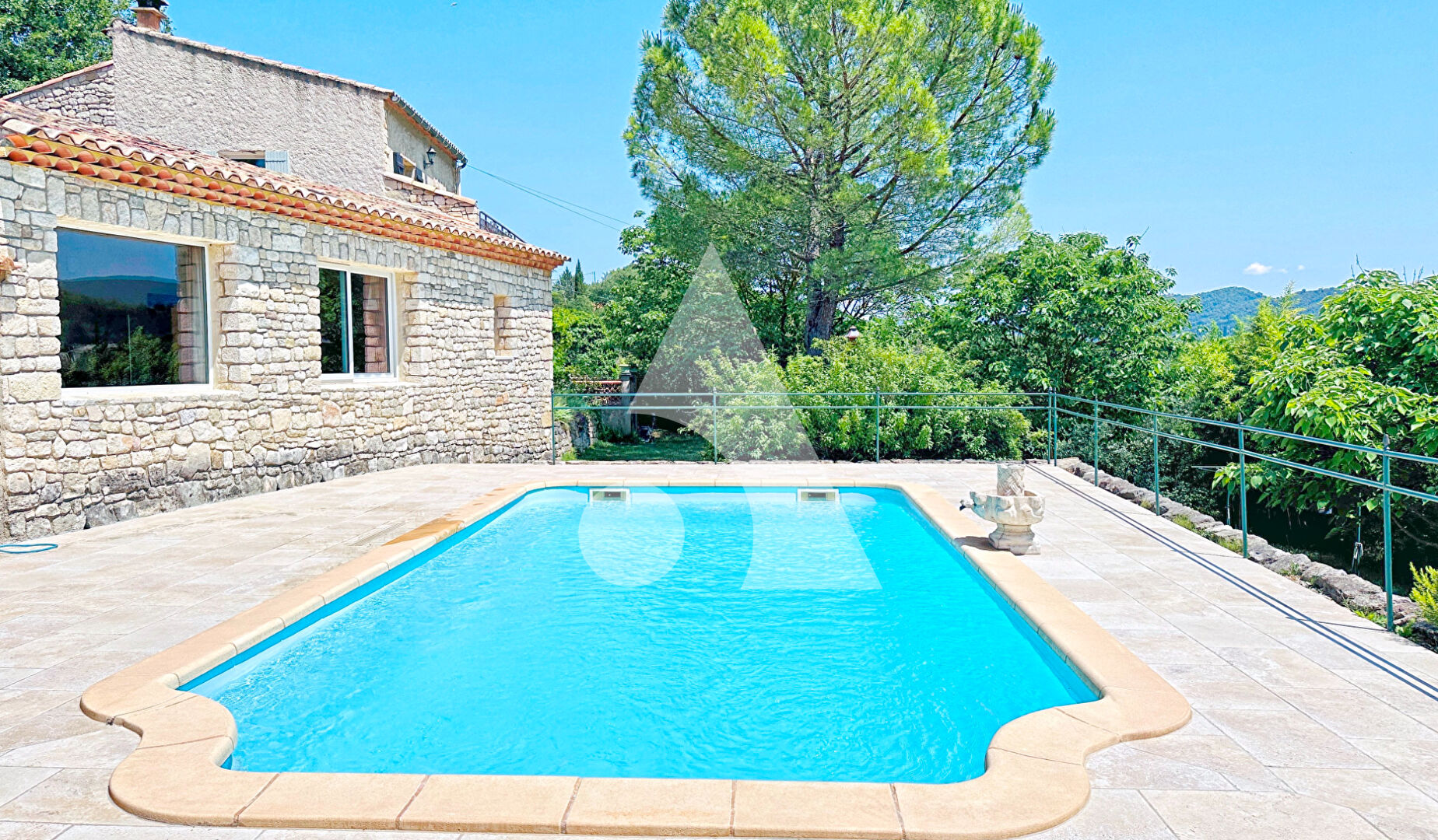 Photo SUPERBE VILLA AU CALME ET A LA VUE IMPRENABLE SUR LE CHÂTEAU DE CERESTE-EN-LUBERON SUR 7380M2 DE TERRAIN AVEC PISCINE image 4/6