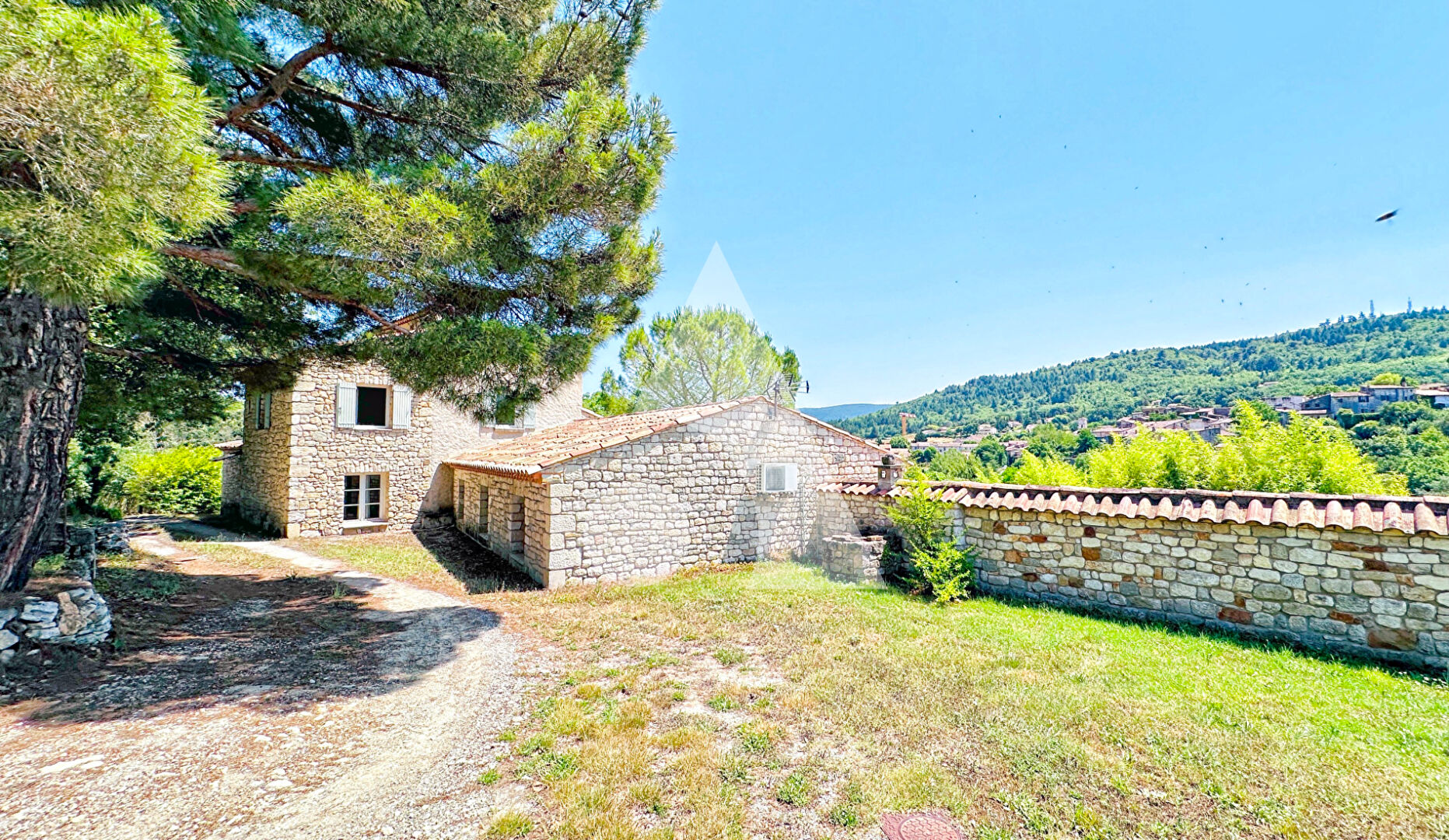 Photo SUPERBE VILLA AU CALME ET A LA VUE IMPRENABLE SUR LE CHÂTEAU DE CERESTE-EN-LUBERON SUR 7380M2 DE TERRAIN AVEC PISCINE image 5/6