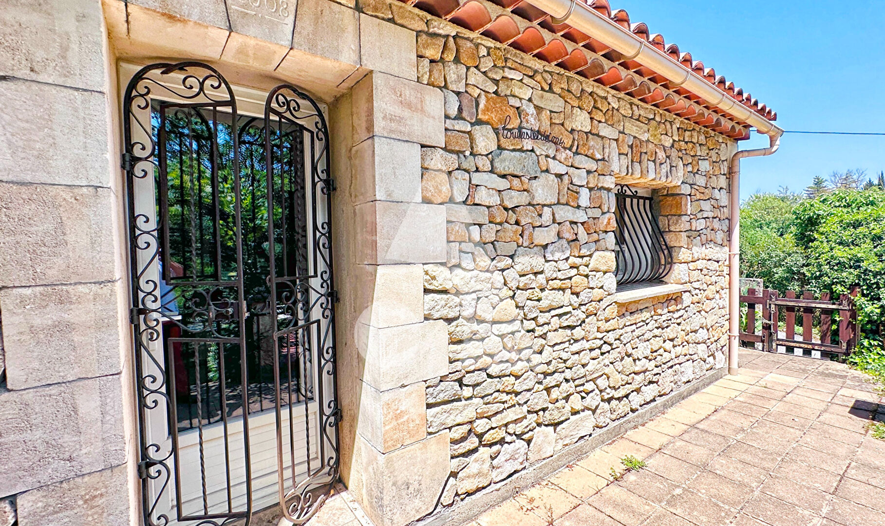 Photo SUPERBE VILLA AU CALME ET A LA VUE IMPRENABLE SUR LE CHÂTEAU DE CERESTE-EN-LUBERON SUR 7380M2 DE TERRAIN AVEC PISCINE image 6/6