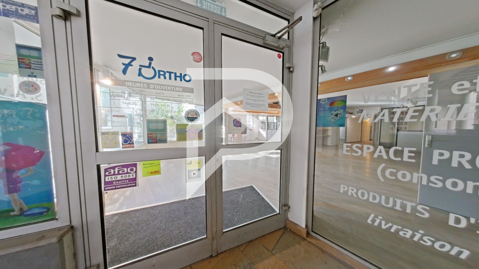 Photo DEUX LOCAUX COMMERCIAUX A LOUER DE 183.35m2 ET 120.13 m2 image 2/6