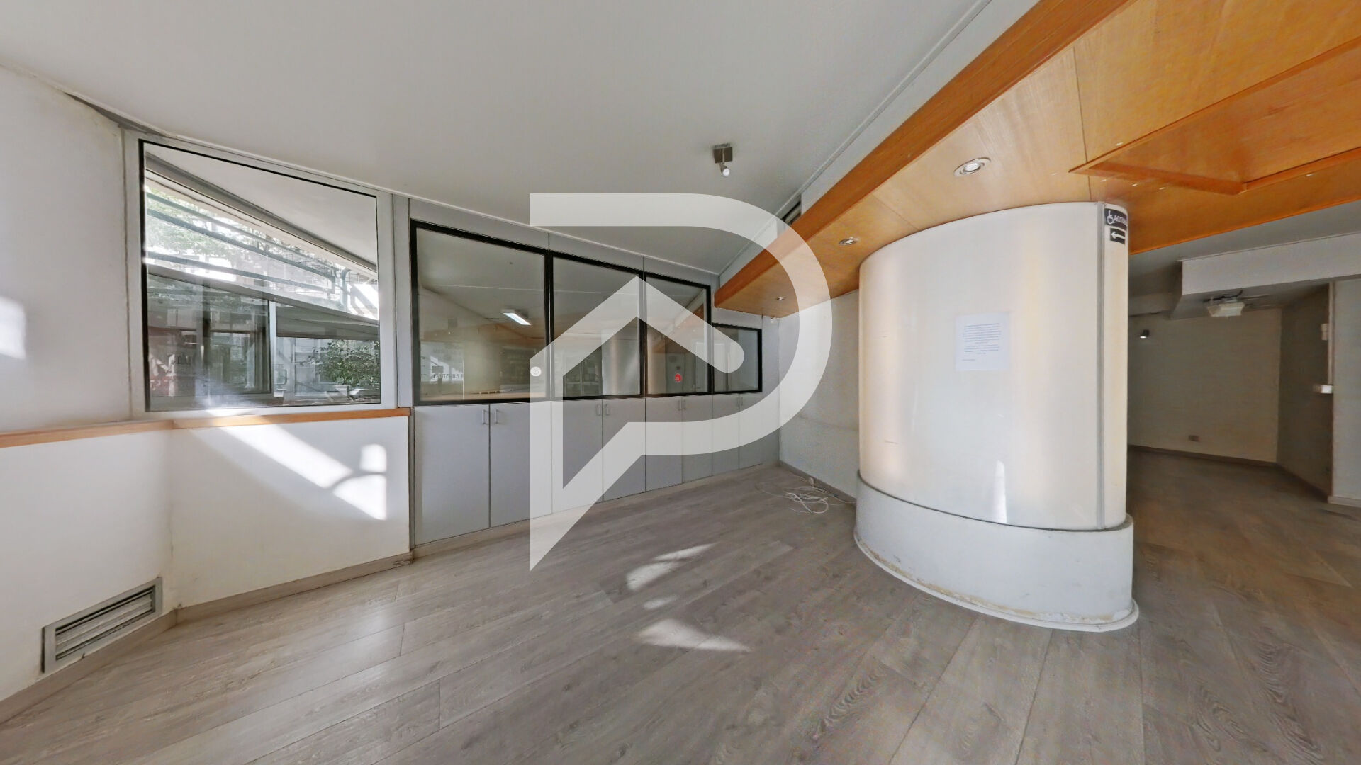 Photo DEUX LOCAUX COMMERCIAUX A LOUER DE 183.35m2 ET 120.13 m2 image 3/6