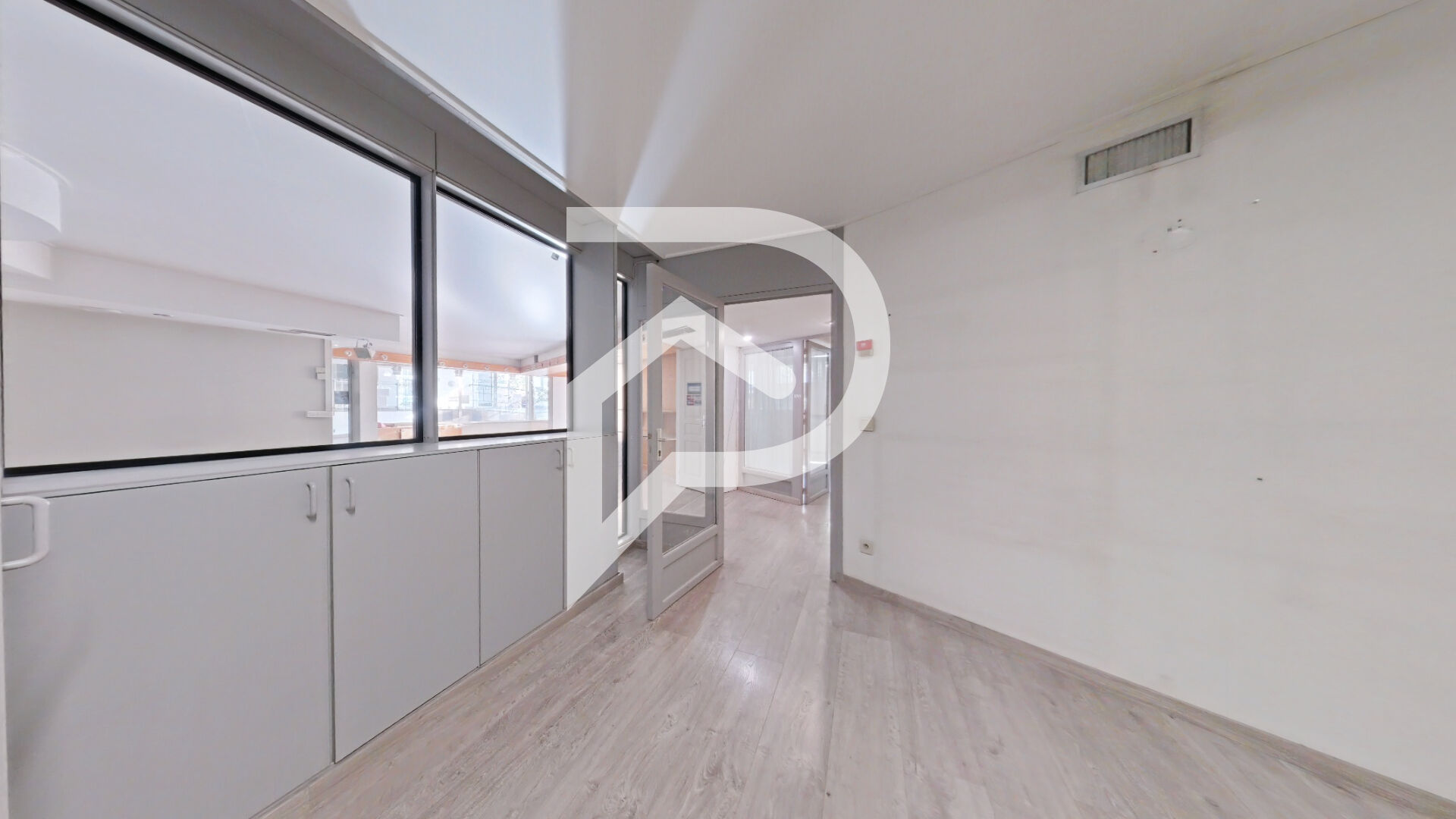 Photo DEUX LOCAUX COMMERCIAUX A LOUER DE 183.35m2 ET 120.13 m2 image 4/6