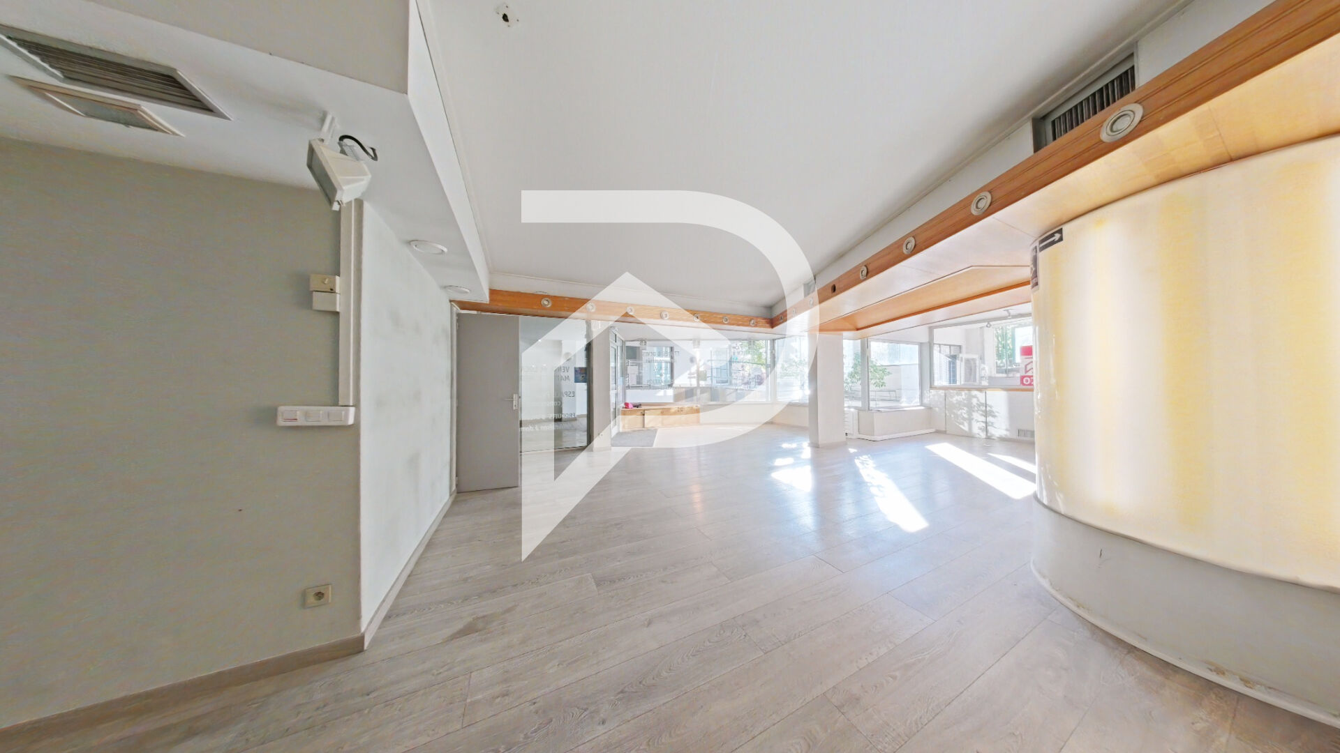Photo DEUX LOCAUX COMMERCIAUX A LOUER DE 183.35m2 ET 120.13 m2 image 6/6