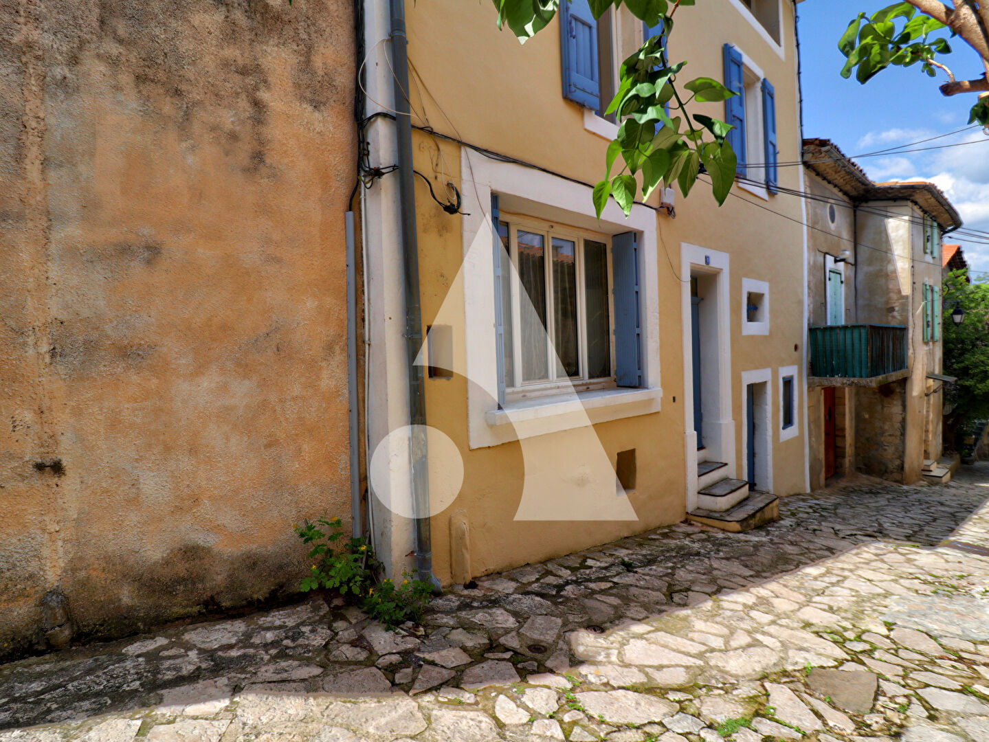 MAISON ENTIEREMENT RENOVEE AU CALME AVEC VUE DEGAGEE SUR LE LUBERON