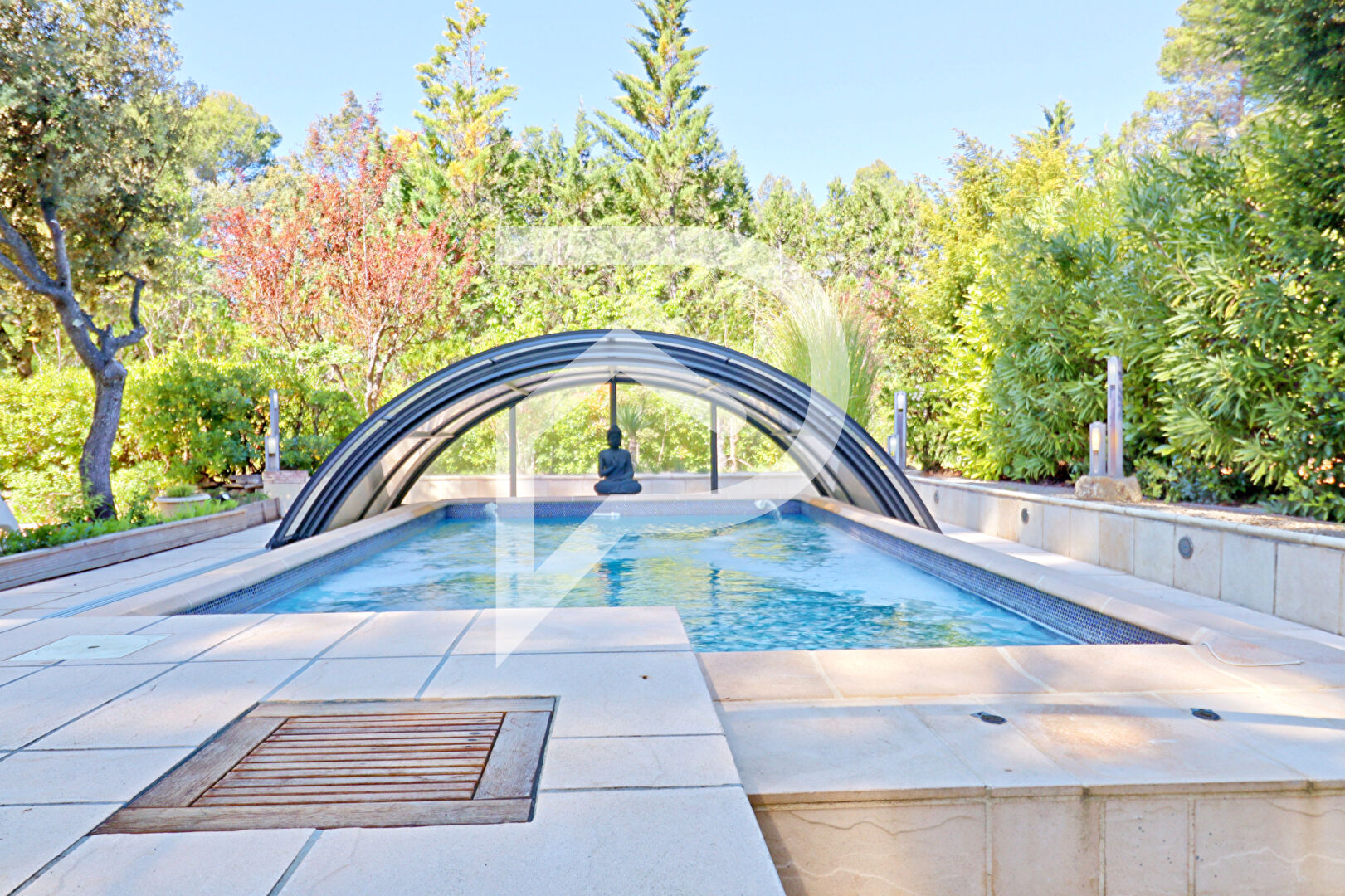 Photo VILLA AU CALME SANS VIS A VIS AVEC PISCINE AU COEUR DE SON PARC ARBORE AVEC FORAGE ET EAU DE VILLE image 1/6