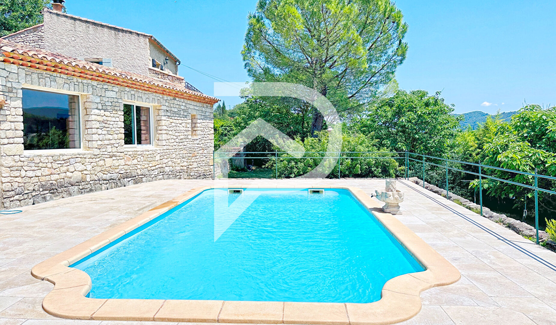 SUPERBE VILLA AU CALME ET A LA VUE IMPRENABLE SUR LE CHÂTEAU DE CERESTE-EN-LUBERON SUR 7380M2 DE TERRAIN AVEC PISCINE