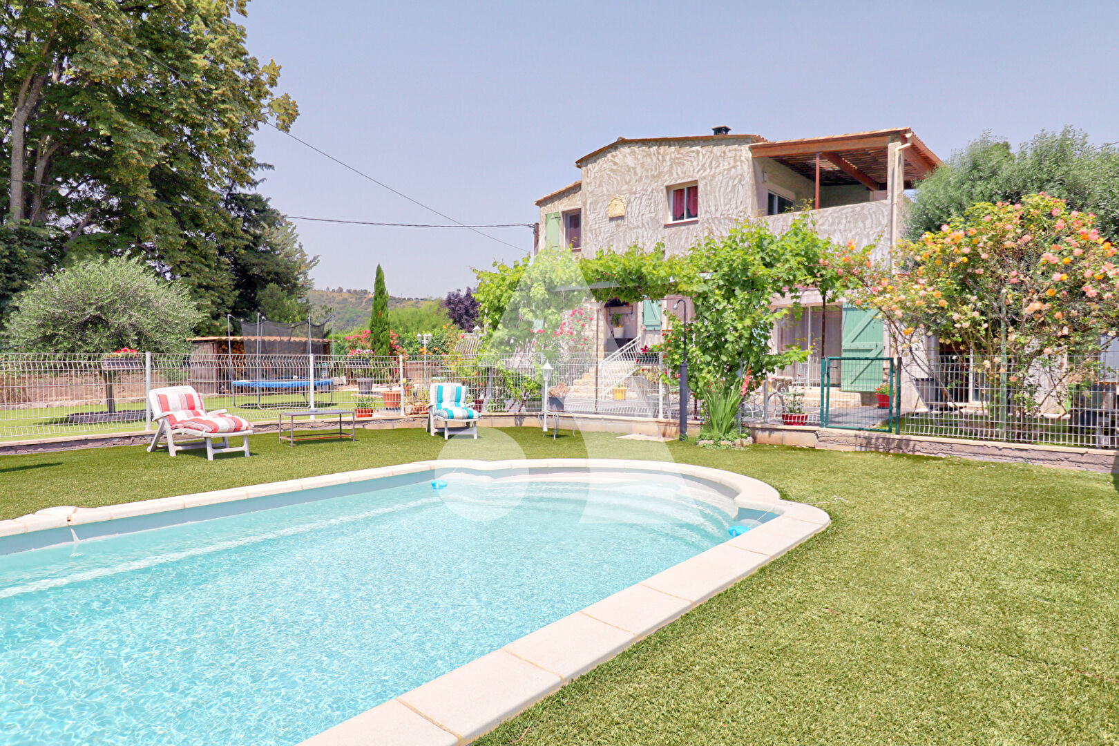 VILLA TYPE 7 AVEC PISCINE CUISINE D'ETE JARDIN ARBORE AU CALME