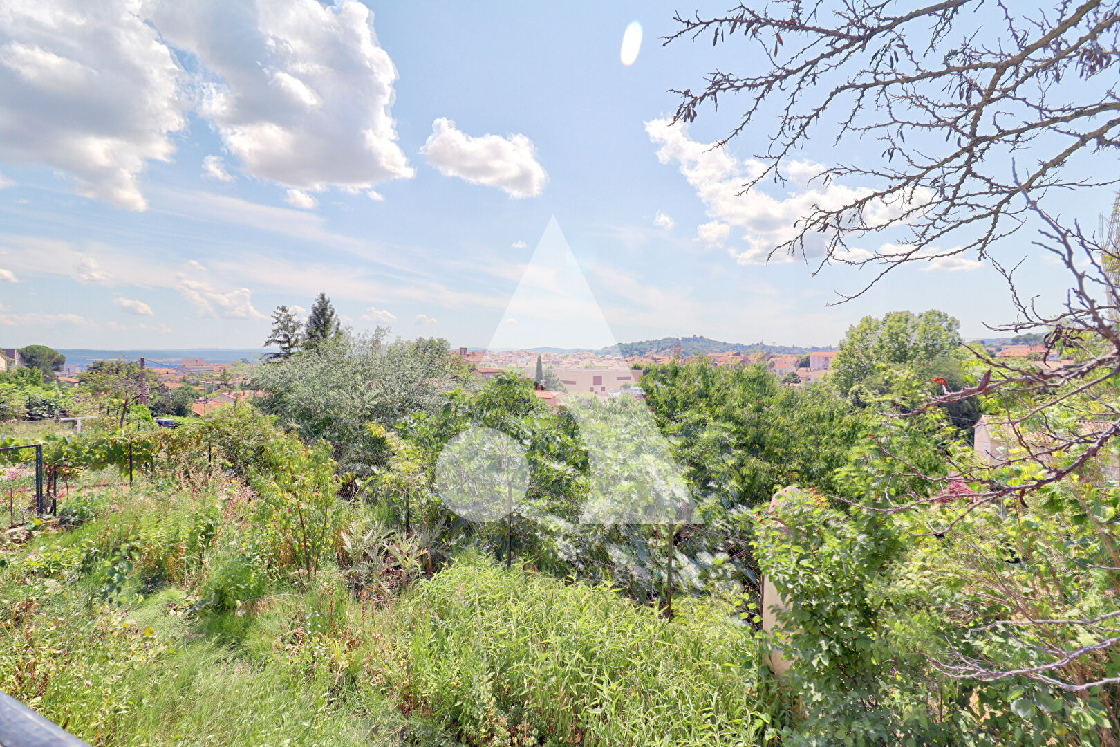 VILLA TYPE 6 AVEC VUE IMPRENABLE SUR LA VILLE DE 145M2 AVEC GARAGES ET TYPE 1 PROCHE CENTRE VILLE