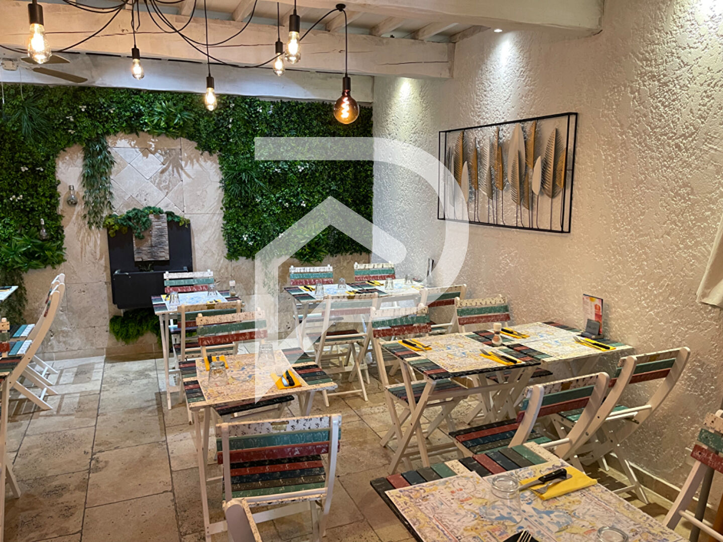 Photo FONDS DE COMMERCE RESTAURANT DE 75M2 A MOUSTIERS SAINTE MARIE image 3/6