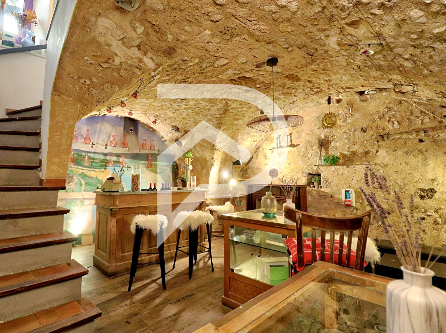 FONDS DE COMMERCE DE 85M2 A MOUSTIERS SAINTE MARIE