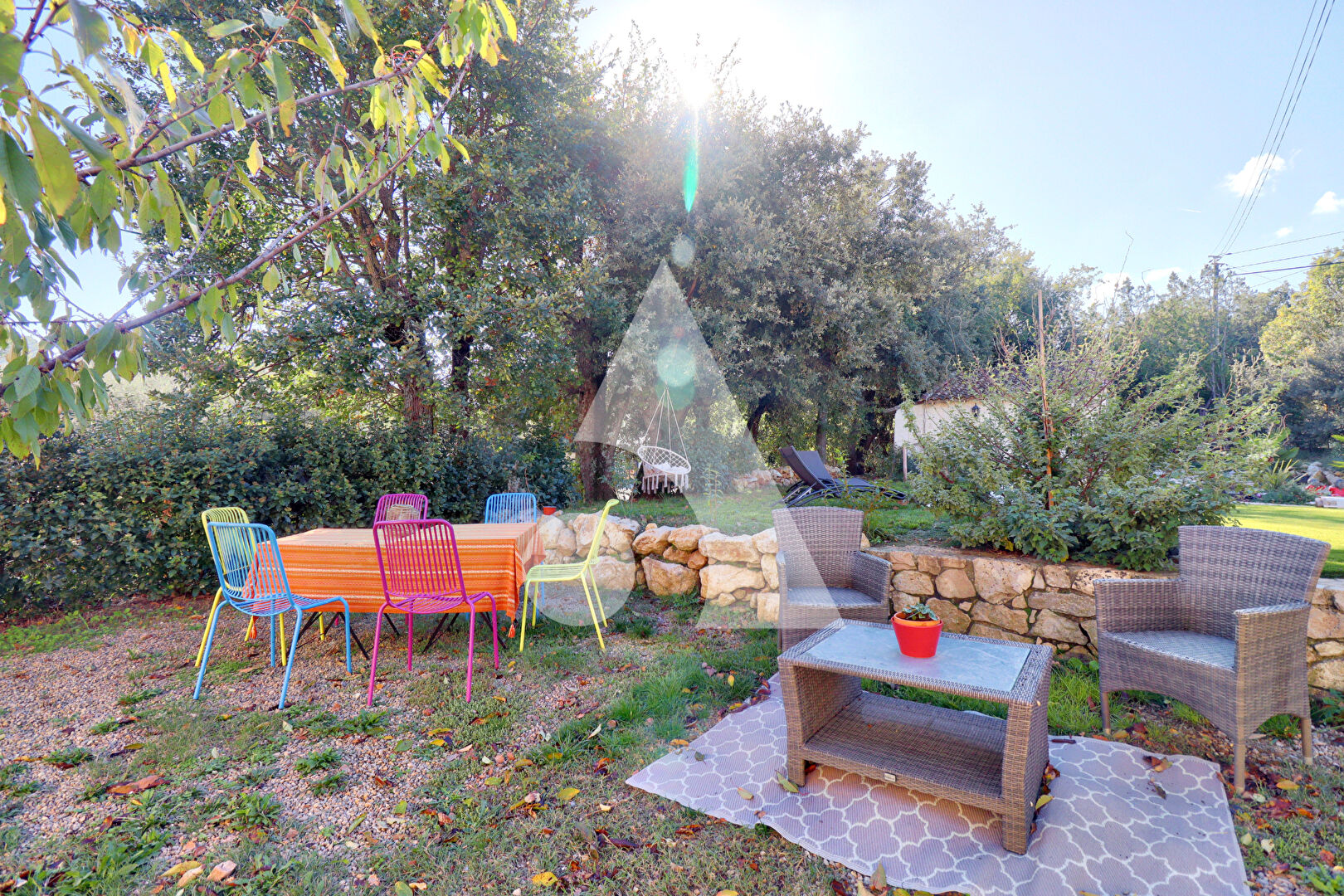 VILLA SAINT JULIEN SUR 1542M2 DE TERRAIN AVEC PISCINE CHAUFFÉE, APPARTEMENT GARAGE ET DÉPENDANCE