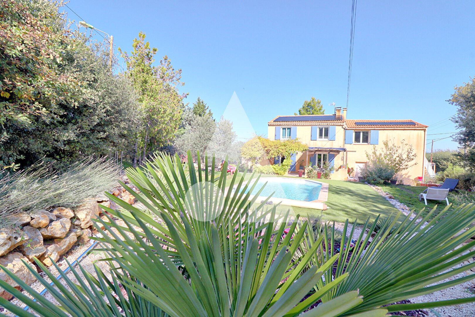 VILLA SAINT JULIEN SUR 1542M2 DE TERRAIN AVEC PISCINE CHAUFFÉE, APPARTEMENT GARAGE ET DÉPENDANCE