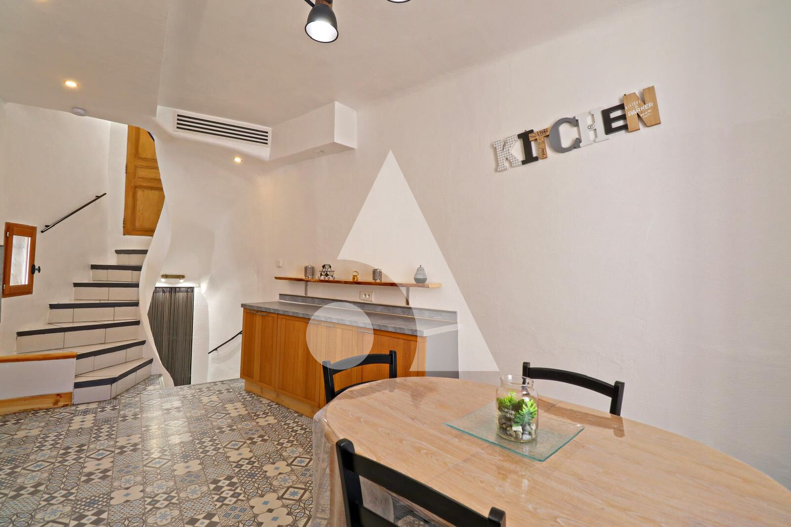 MAISON TYPE 3/4 AVEC BALCON AU COEUR DU VILLAGE DE VINON SUR VERDON SANS VIS A VIS