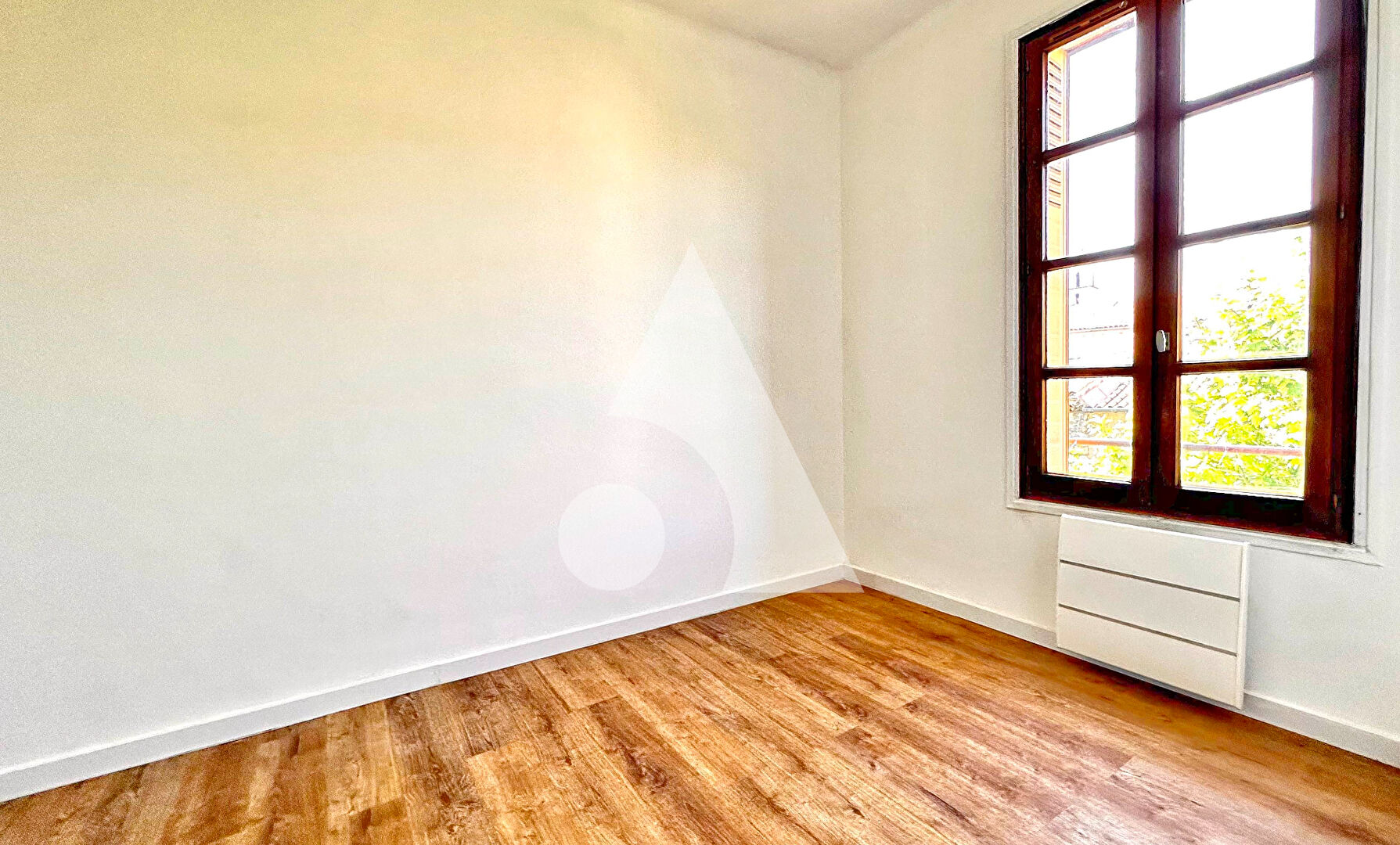 Photo APPARTEMENT TYPE 4 RENOVE VUE MONT D'OR  AU CENTRE VILLE AVEC CAVE image 2/6